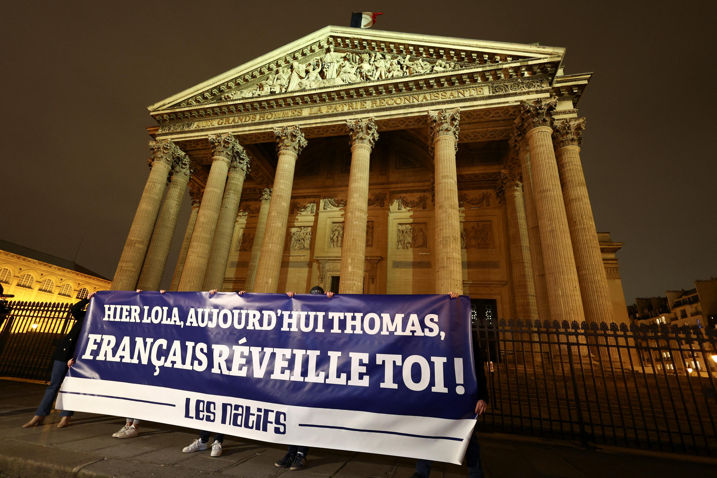 Plusieurs centaines de personnes de la mouvance ultradroite ont défilé dans le quartier du Panthéon ce vendredi soir à Paris. REUTERS/STEPHANIE LECOCQ