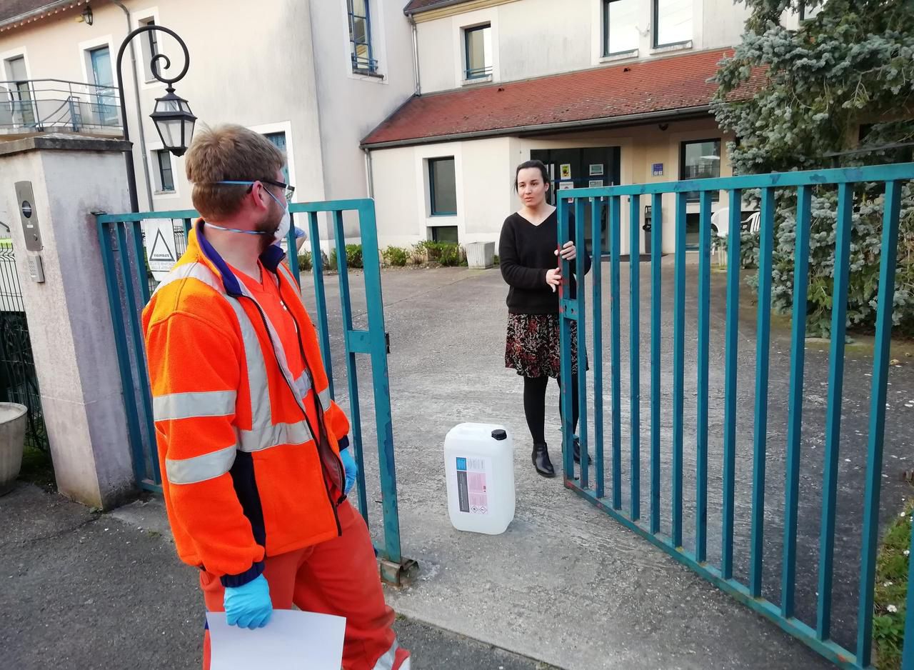 <b></b> Illustration. Les portes des Ehpad s’ouvrent rarement sur l’extérieur. Notamment pour recevoir des masques et du gel hydroalcoolique fournis par le conseil départemental.