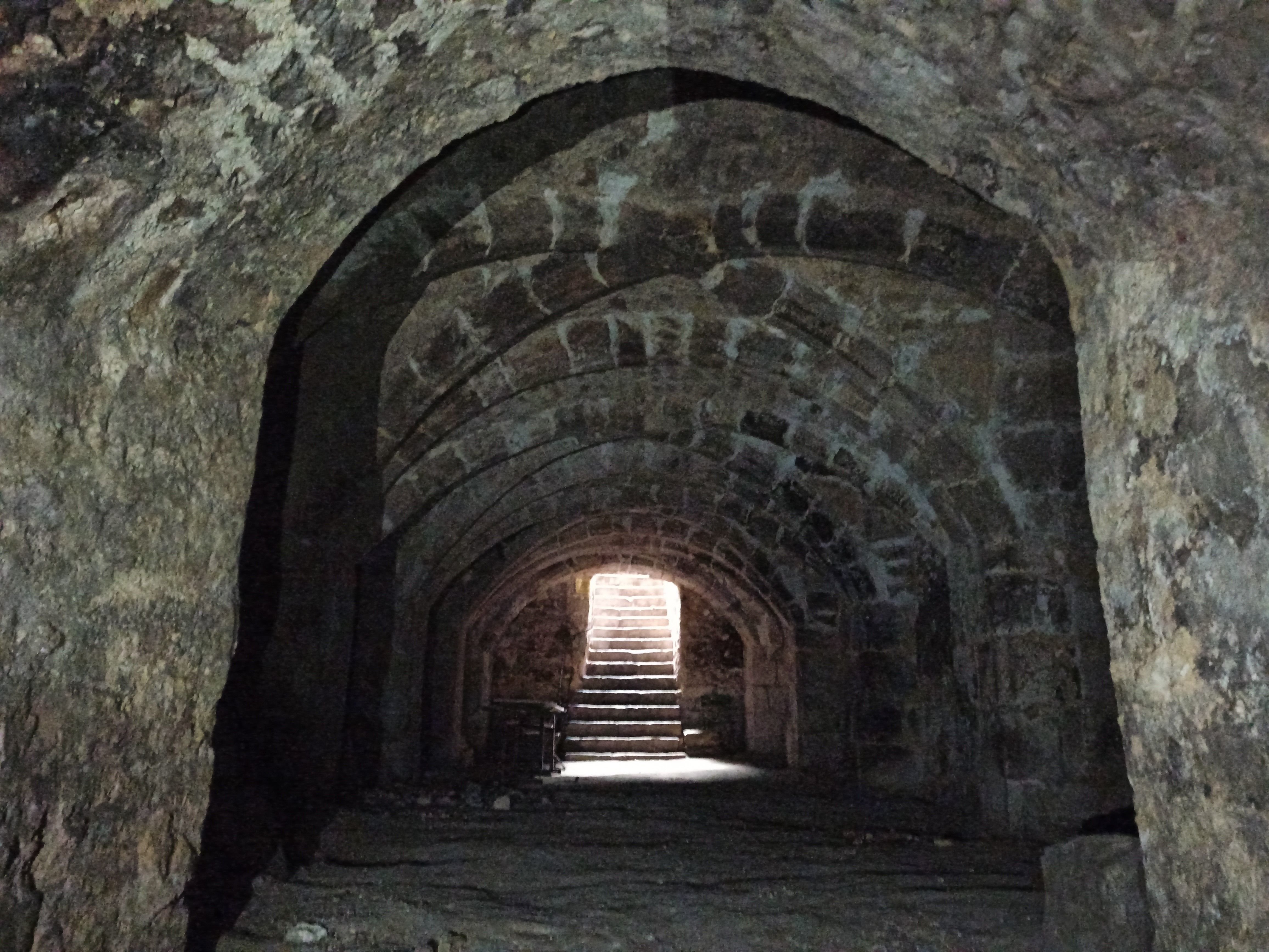 Moret-sur-Loing (Seine-et-Marne), ce lundi. Les caves dites de l'école centrale ont été déblayées il y a vingt ans. Ces merveilles du XIIIe siècle sont accessibles à nouveau cette année car la mairie a réussi à retrouver le propriétaire  chinois du bâtiment en surface, qui a totalement abandonné l'endroit. LP/Faustine Léo