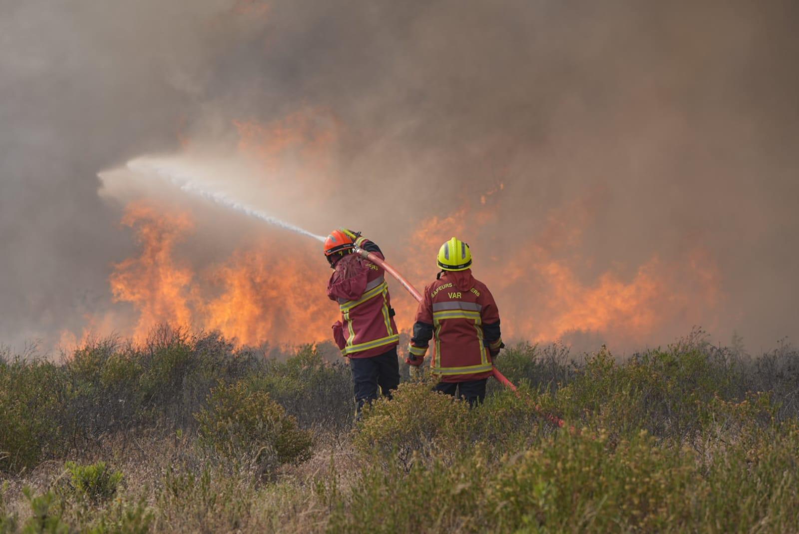 Ce mardi 11 juin, 760 pompiers de toute la région Paca ont été mobilisés au sol pour lutter contre l'incendie du massif des Maures, situé entre Toulon et Saint-Tropez (Var). DR/Sdis du Var