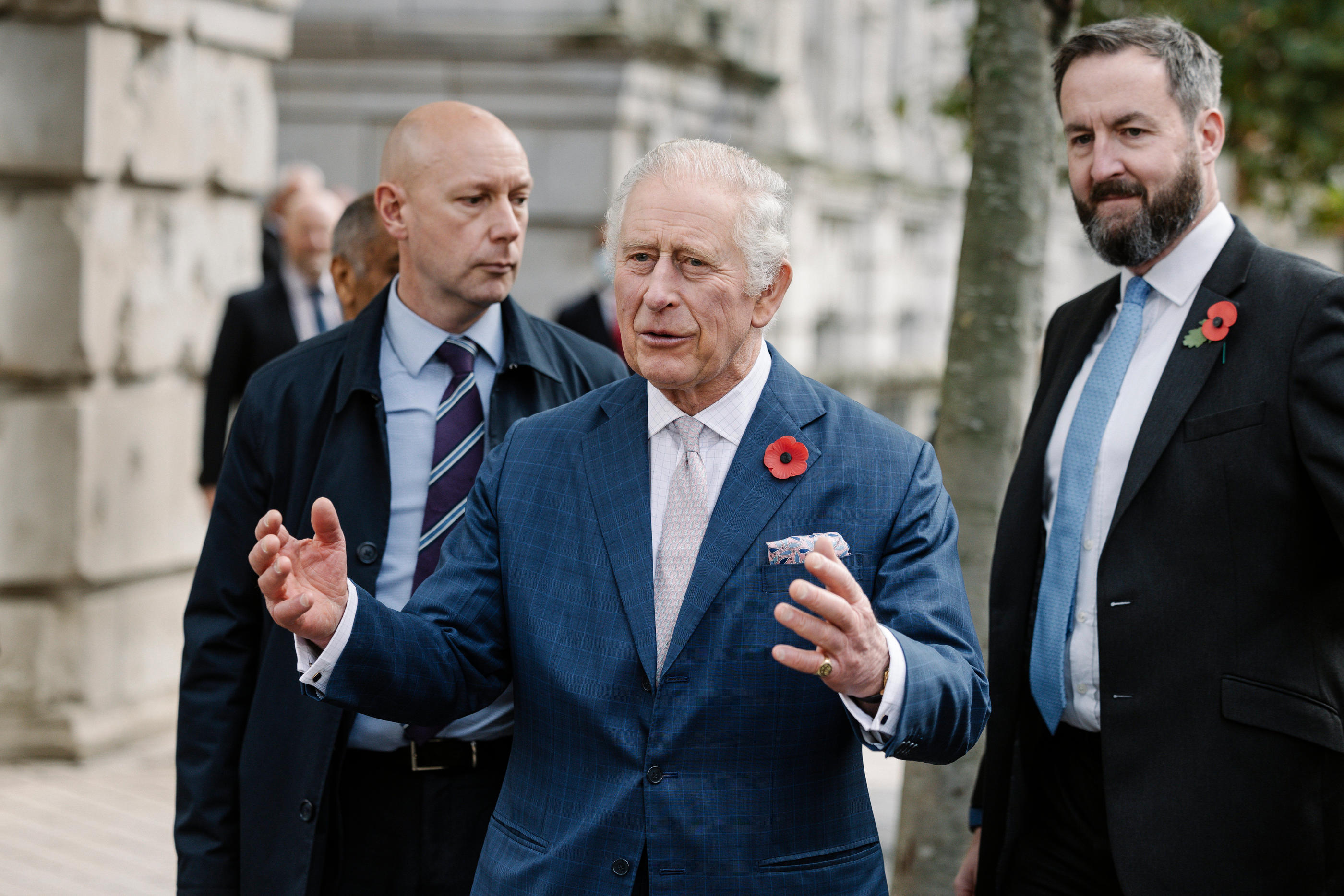 Costume sombre, chemise claire, les agents de la RaSP, le service de gardes du corps dédié à la famille royale, assurent une protection discrète mais rapprochée de Charles III à chacun de ses déplacements. LP/Arnaud Dumontier