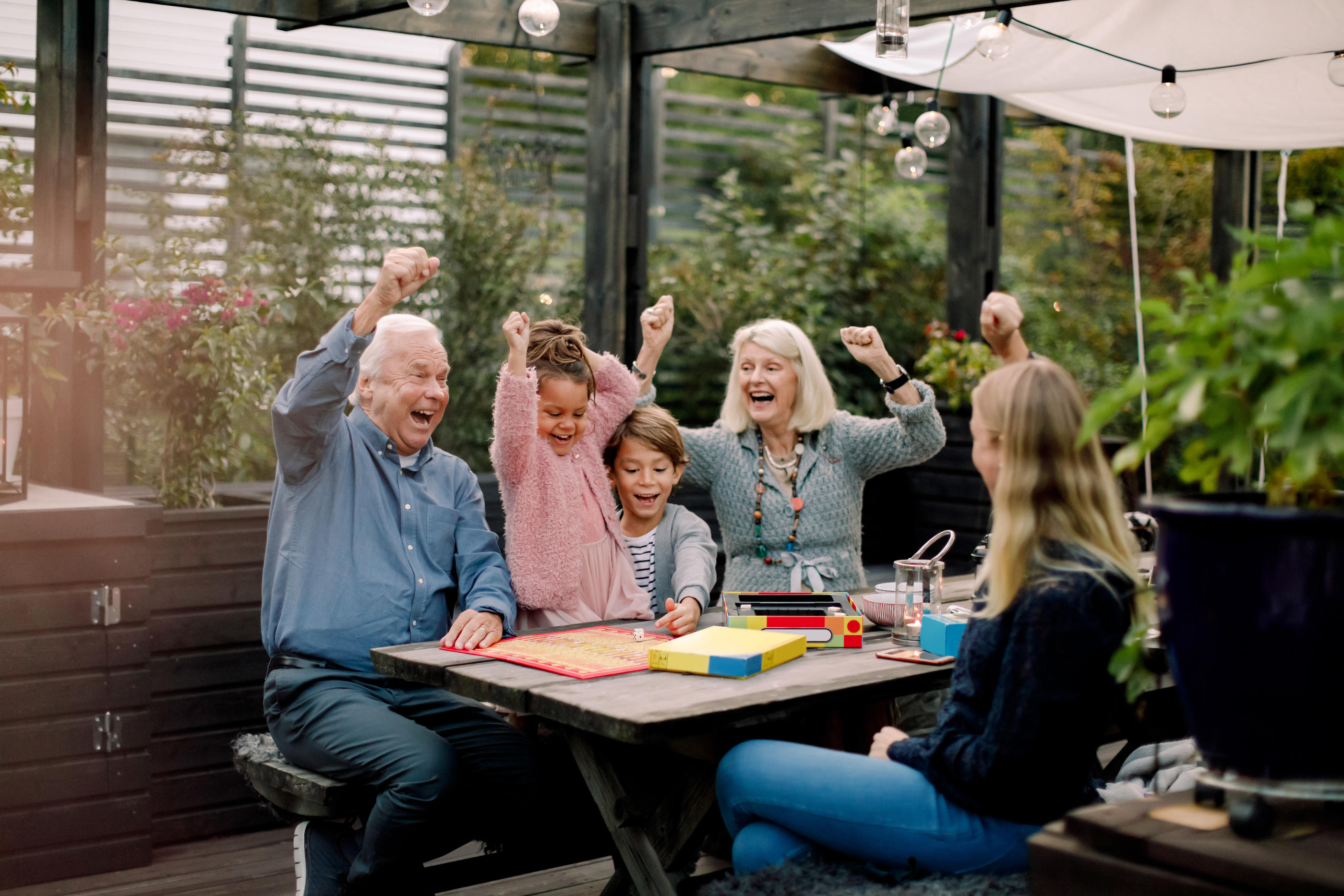 Quoi de mieux que de jouer avec ses proches, ses parents, ses enfants pendant les vacances grâce à des jeux faciles à comprendre et à transporter. (Illustration) Istock