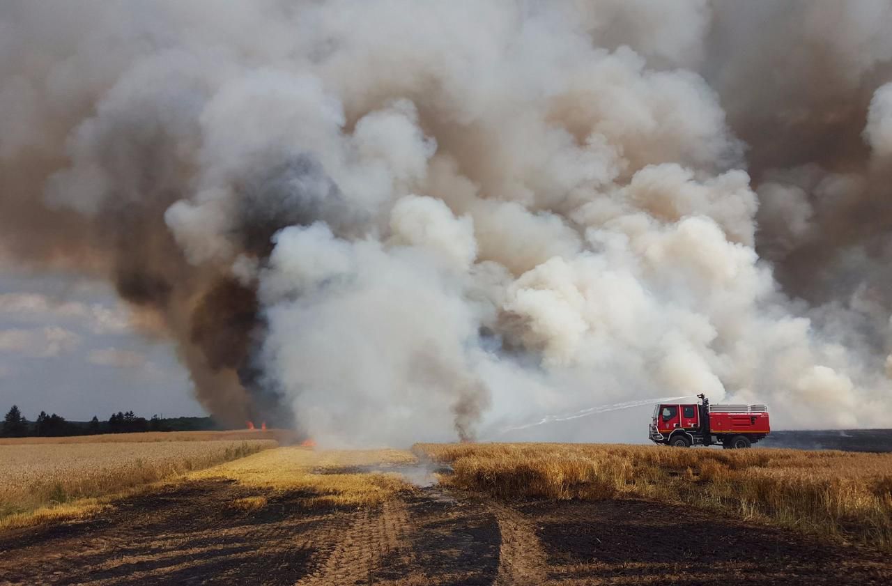 <b></b> Boigneville, vendredi 7 juillet. Dans ce champ, 45 ha sont partis en fumée et quinze centres de secours sont intervenus. 