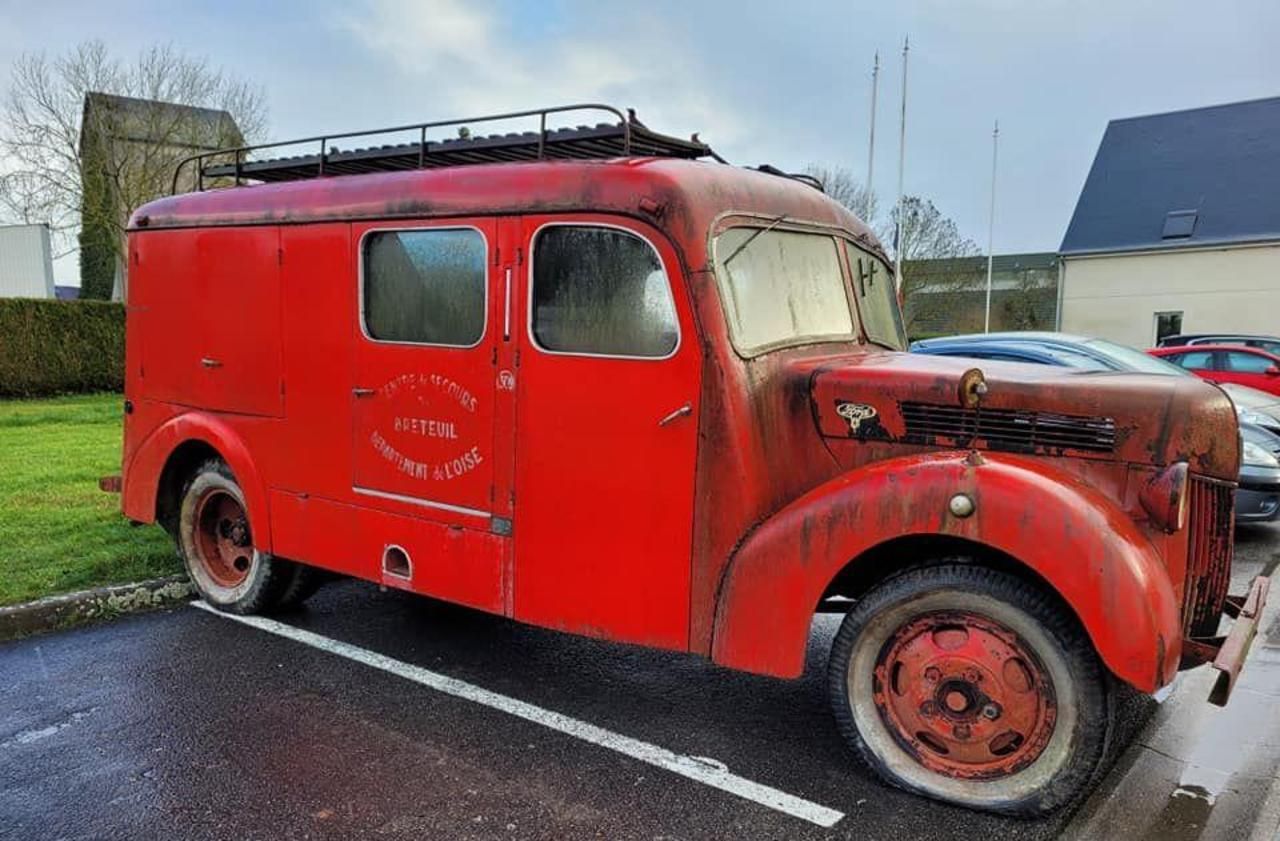 <b></b> Le véhicule Ford des années 1940, initialement utilisé au centre de secours de Breteuil, était jusqu’ici stocké dans les hangars du musée des sapeurs-pompiers de France, en Seine-Maritime.