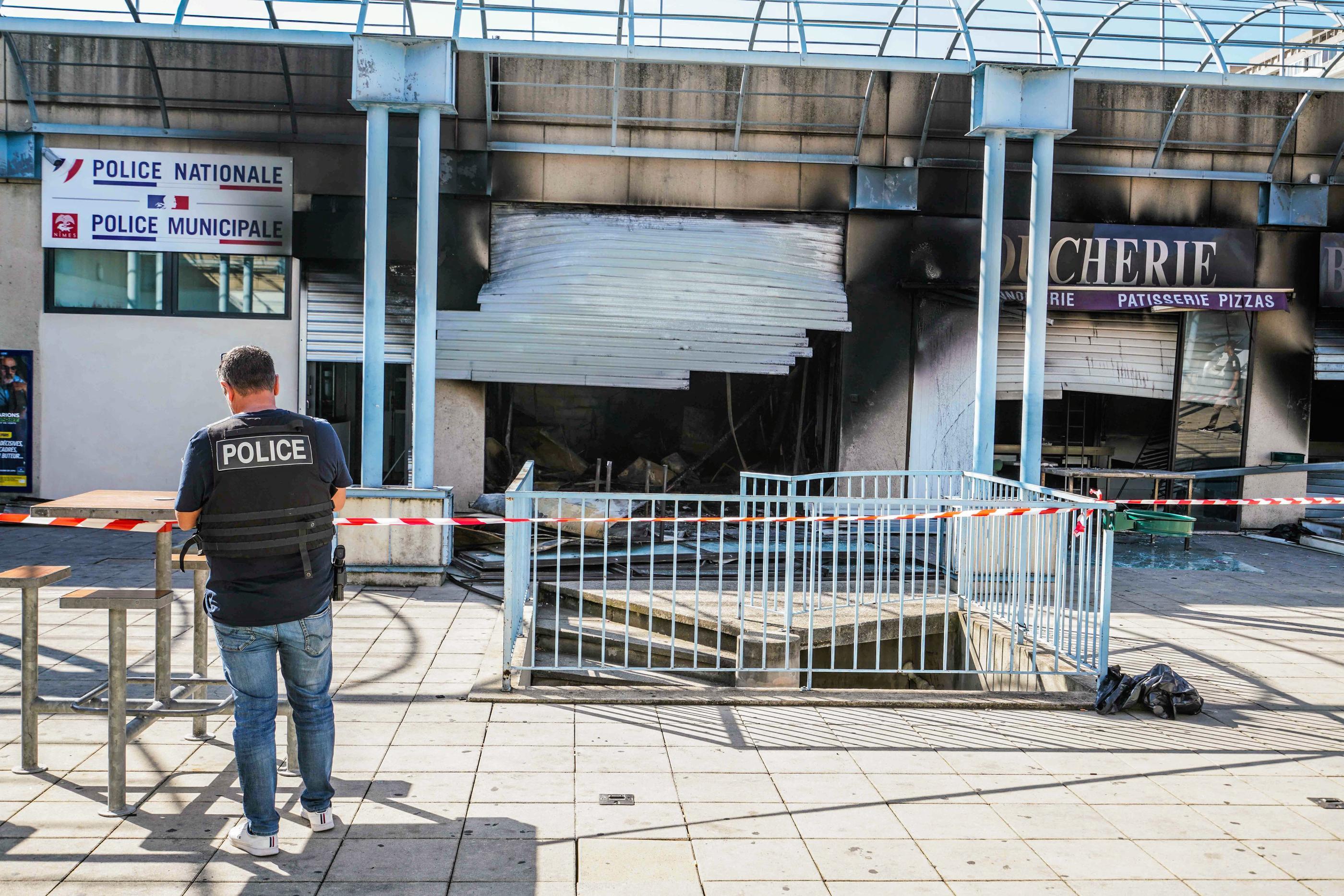 Dans la nuit de mardi à mercredi, un incendie a dévasté le commerce situé juste à côté du commissariat qui devait être inauguré lundi prochain dans le quartier Pissevin, à Nîmes (Gard). PhotoPQR/Le Midi Libre/Mikael Anisset