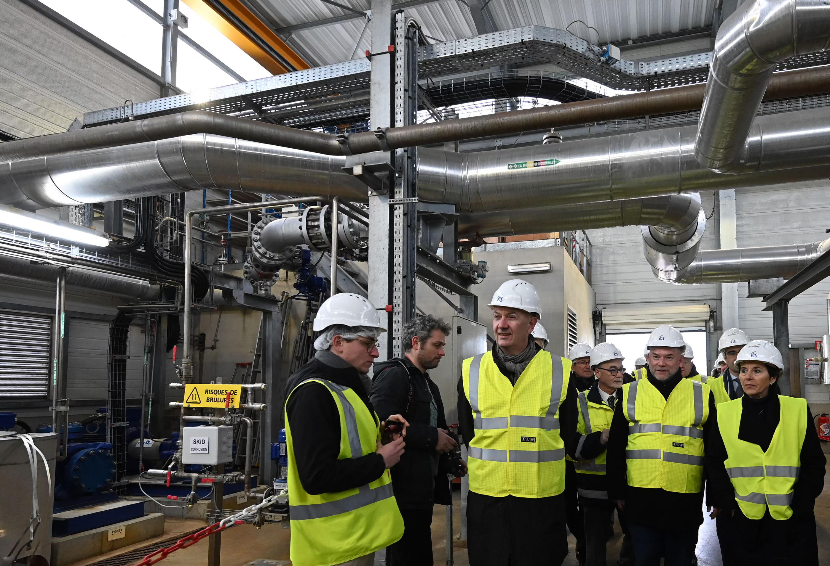 Rittershoffen (Bas-Rhin), le 13 février. Le ministre de l'Industrie, Roland Lescure (au centre), visite le centre de géothermie profonde d'Électricité de Strasbourg. AFP/Frederick Florin