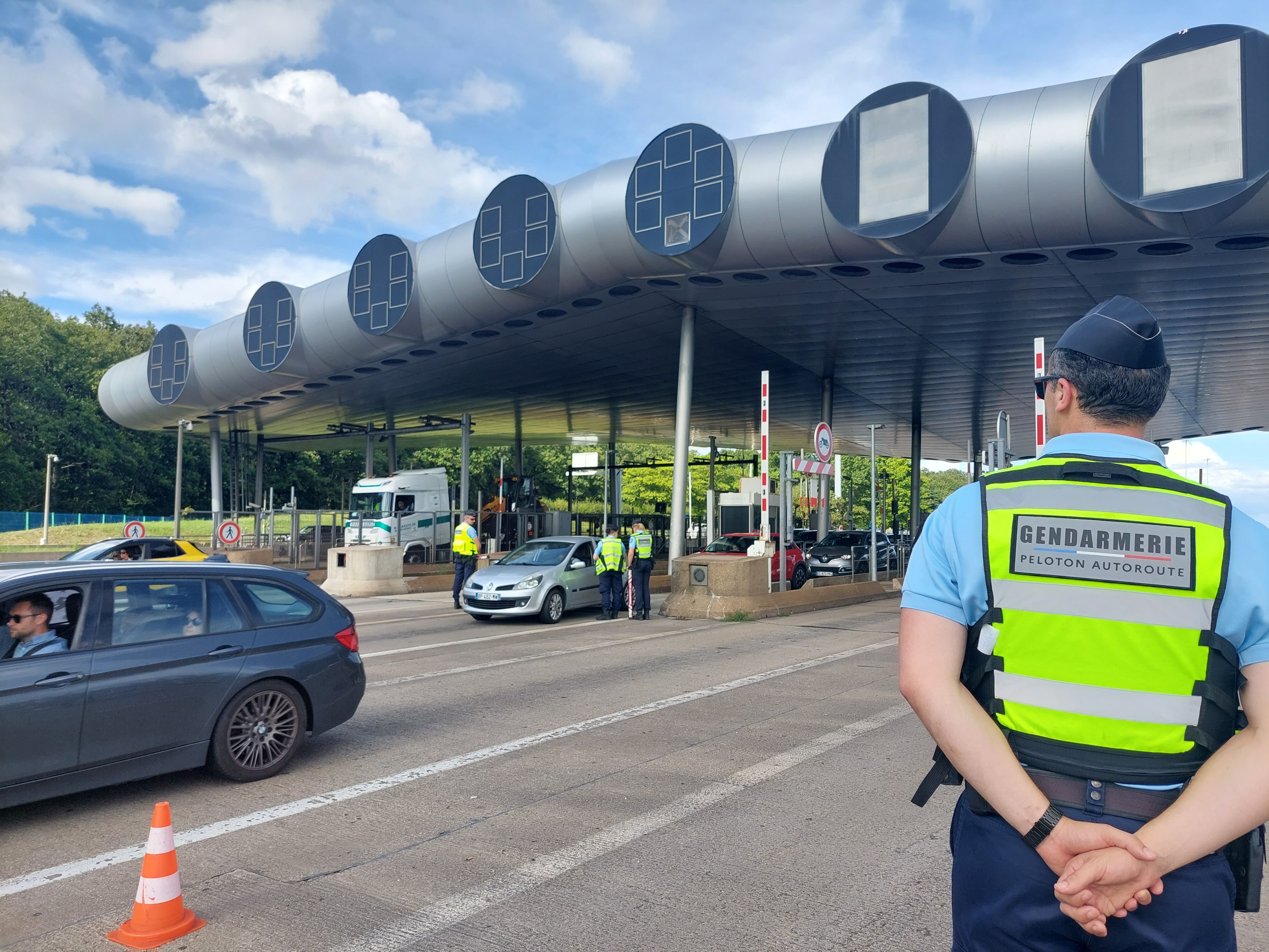 Les gendarmes ont commencé mercredi leurs opérations de contrôles et de prévention à la barrière de péage de Saint-Arnoult-en-Yvelines en prévision de ce week-end très dense. LP/Virginie Wéber