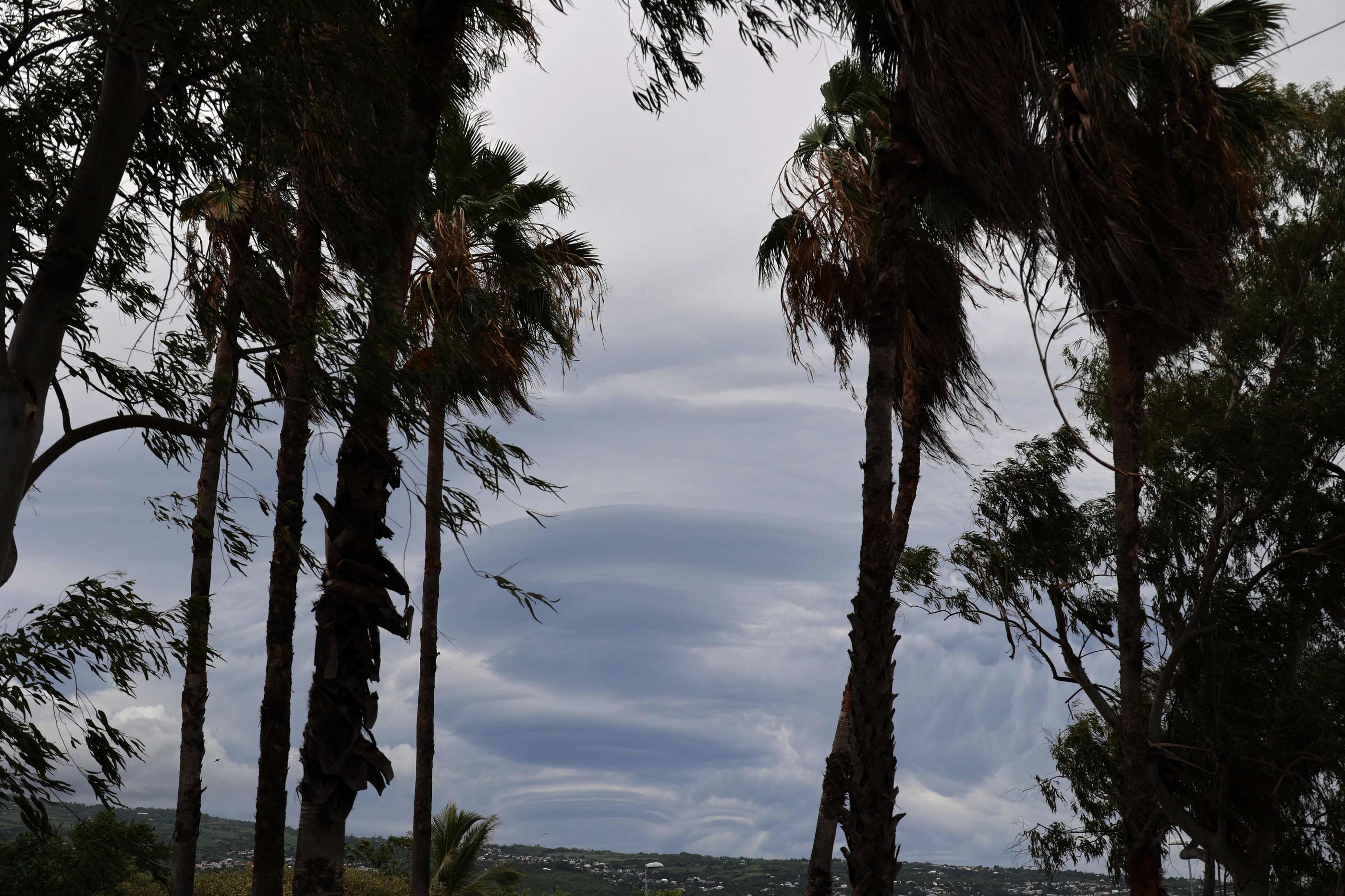 L'œil du cyclone Belal est arrivé lundi matin sur l'île de La Réunion, avant l'arrivée imminente de vents violents. Richard BOUHET / AFP
