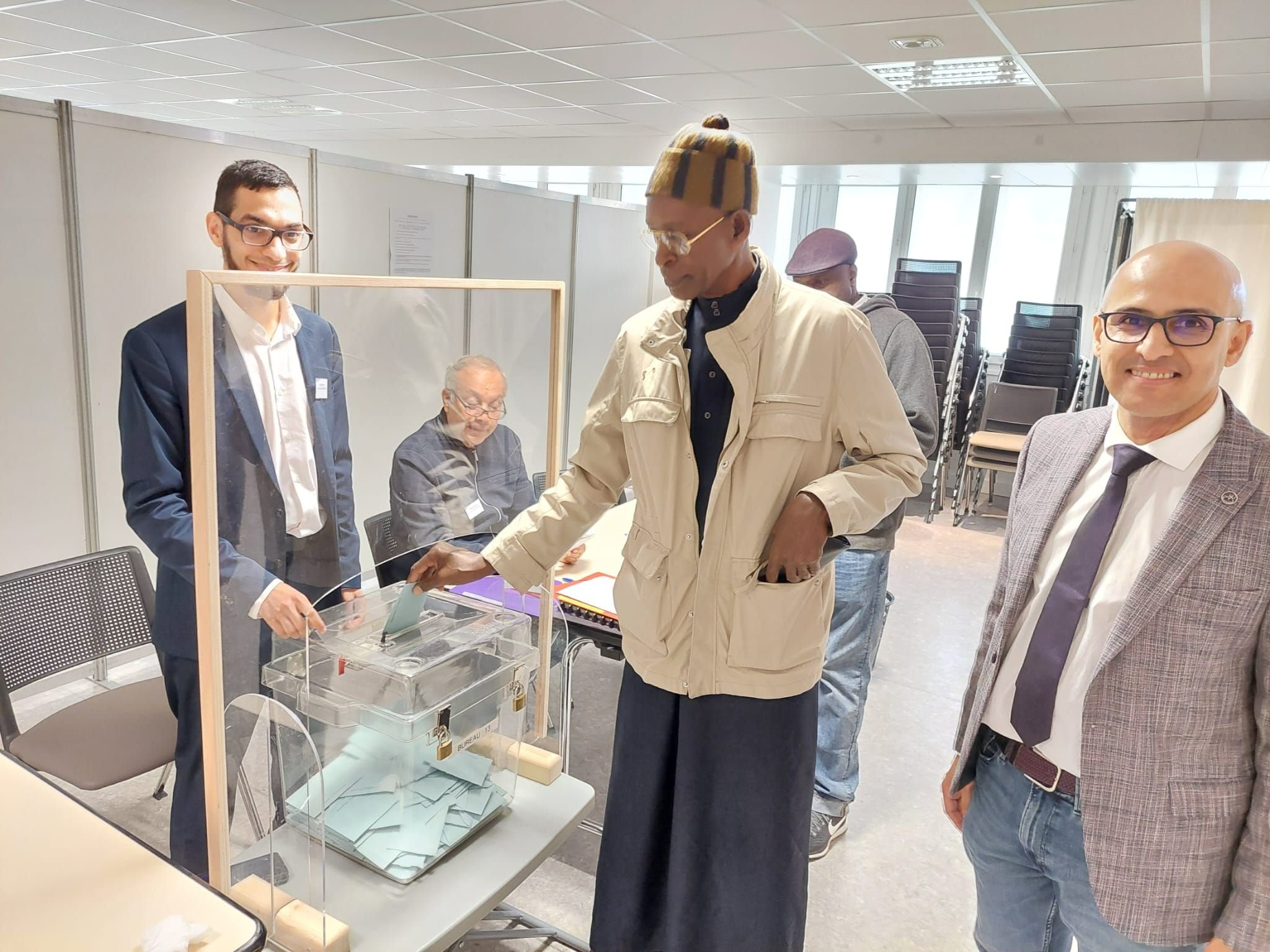 Mantes-la-Jolie, ce dimanche. Mamadou, ici avec le maire Sidi El Haimer (à droite), a voté Macron lors de ce second tour de la présidentielle. LP/Stéphane Corby