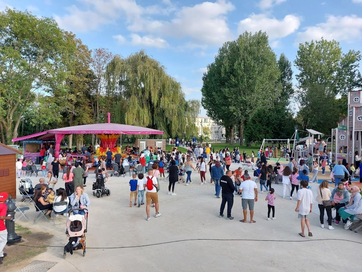 Persan, ce samedi. Plusieurs centaines de familles sont venues profiter du nouveau parc de l'Esches le jour de son ouverture. LP/T.C.