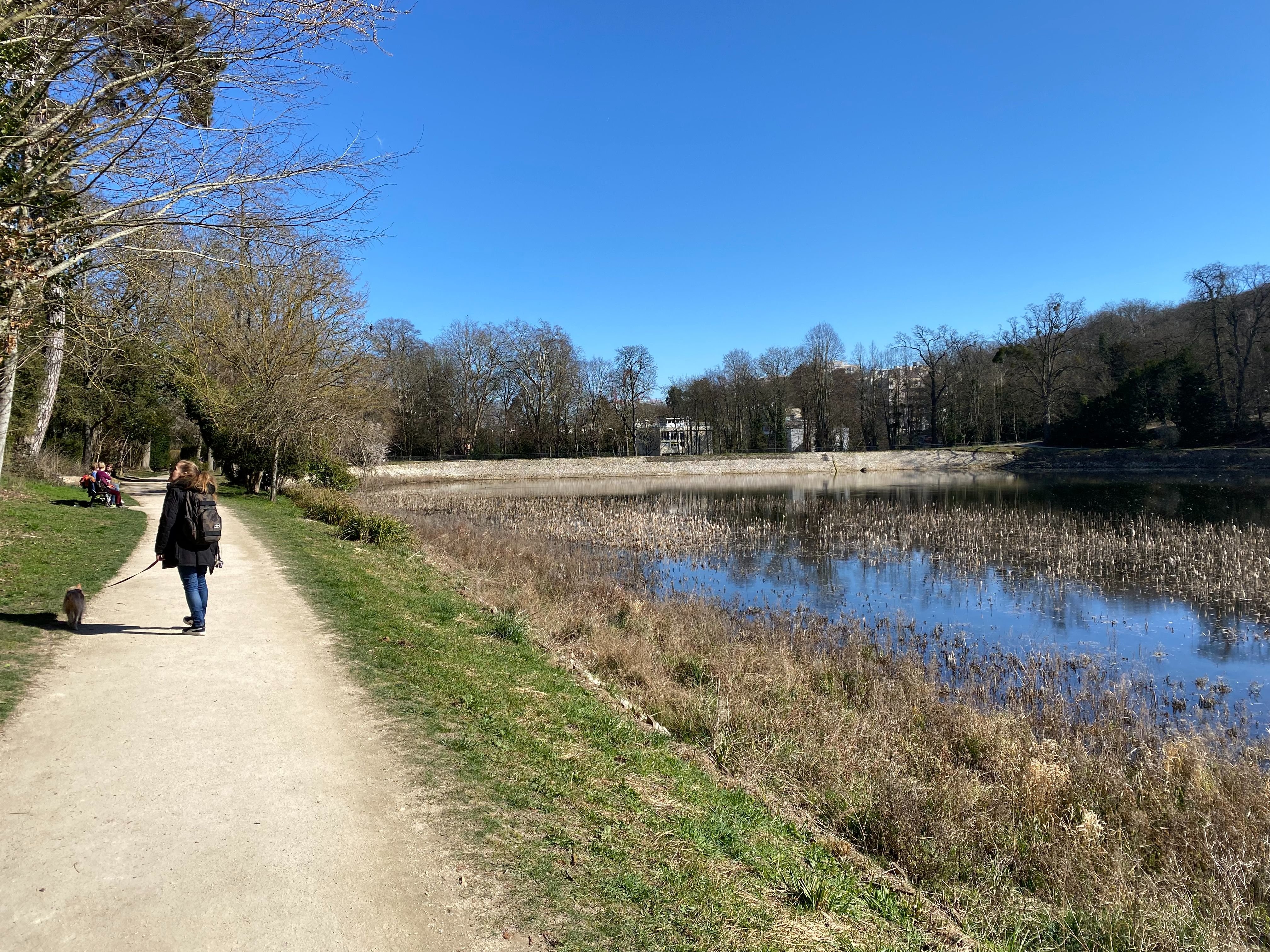 Ville-d'Avray (Hauts-de-Seine), le 28 février. Le chantier du déversoir du bassin aval des étangs de Corot est à l'arrêt depuis juillet 2021, faute d'accord entre la société foncière Gécina et le Centre des monuments nationaux. LP/Auguste Canier