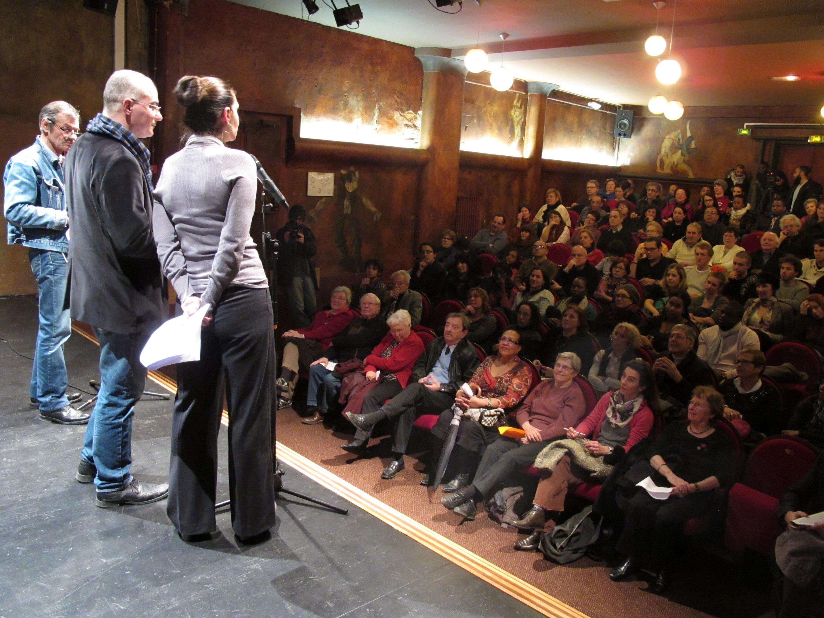 Kamel Ouarti et Marjorie Nakache (sur scène au premier plan, lors d'une soirée de soutien au Studio Théâtre en 2012), comparaissent ce vendredi devant le tribunal de Bobigny pour harcèlement et discrimination. LP/Eric Bureau
