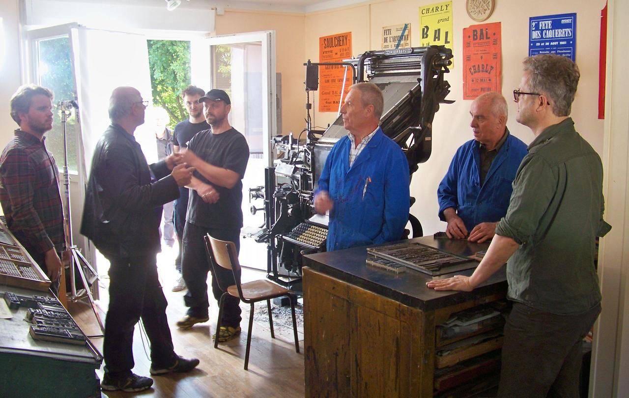 <b></b> Rebais, vendredi 23 septembre. Le réalisateur Ivan Heidsieck (de dos à droite) a tourné plusieurs scènes de la websérie « The Daily Morin » à la Maison de l’imprimerie. 
