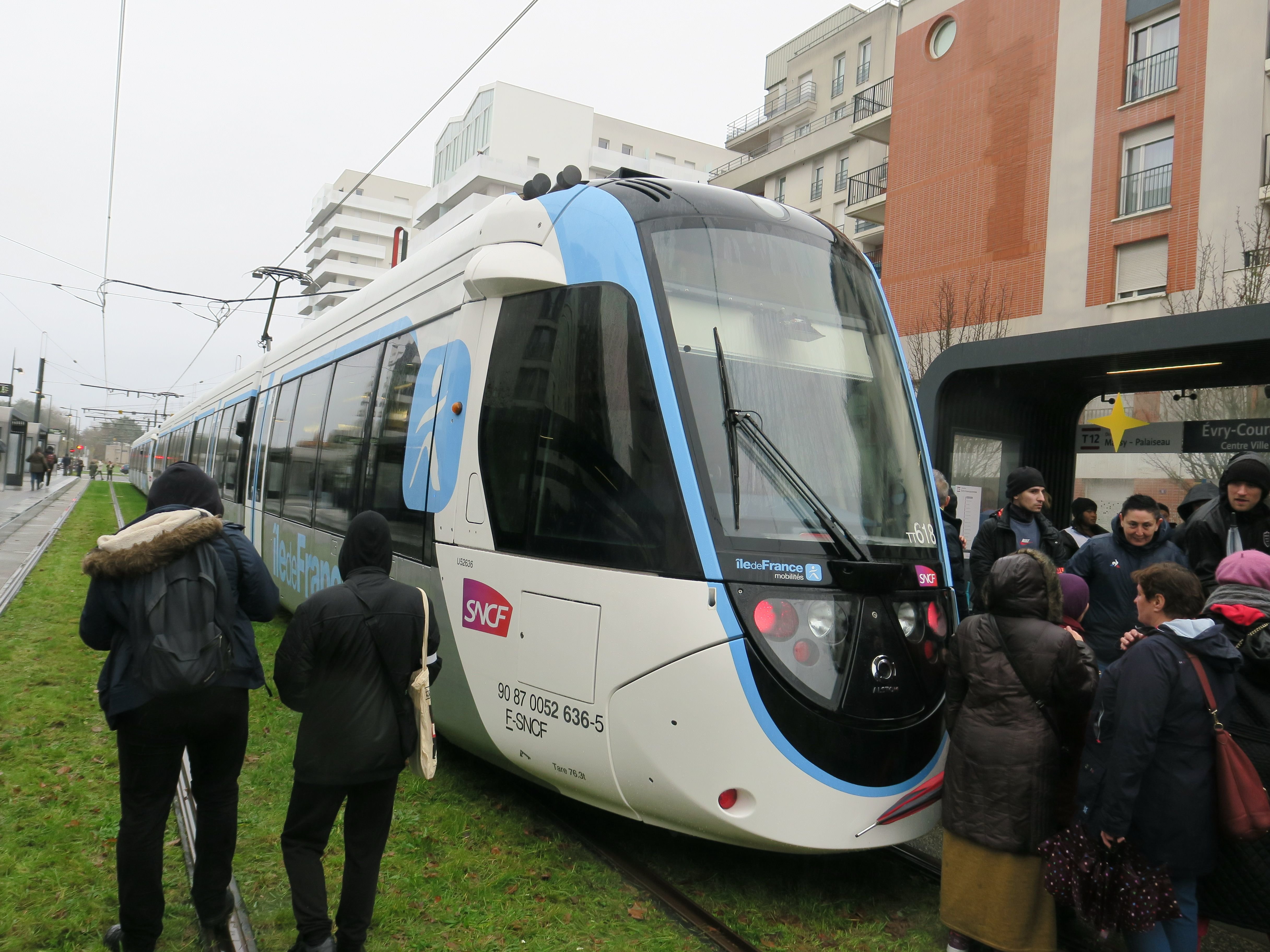 Évry-Courcouronnes (Essonne), ce samedi midi. Une foule nombreuse était présente à l'inauguration du tram-train T12. LP/Sébastien Morelli