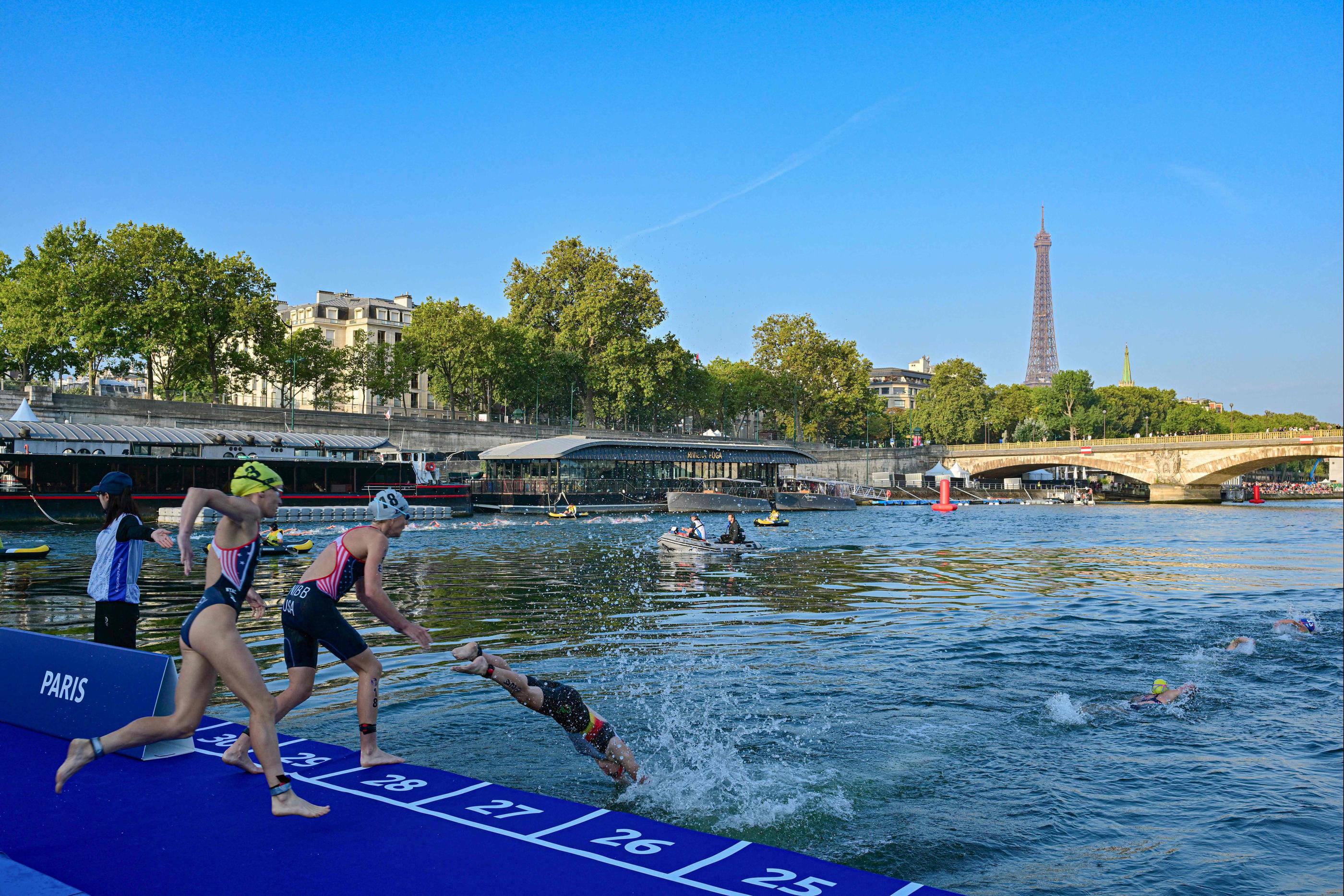 L'épreuve féminine de triathlon organisée jeudi matin au cœur de Paris a offert des images exceptionnelles de la capitale. AFP/Miguel Medina