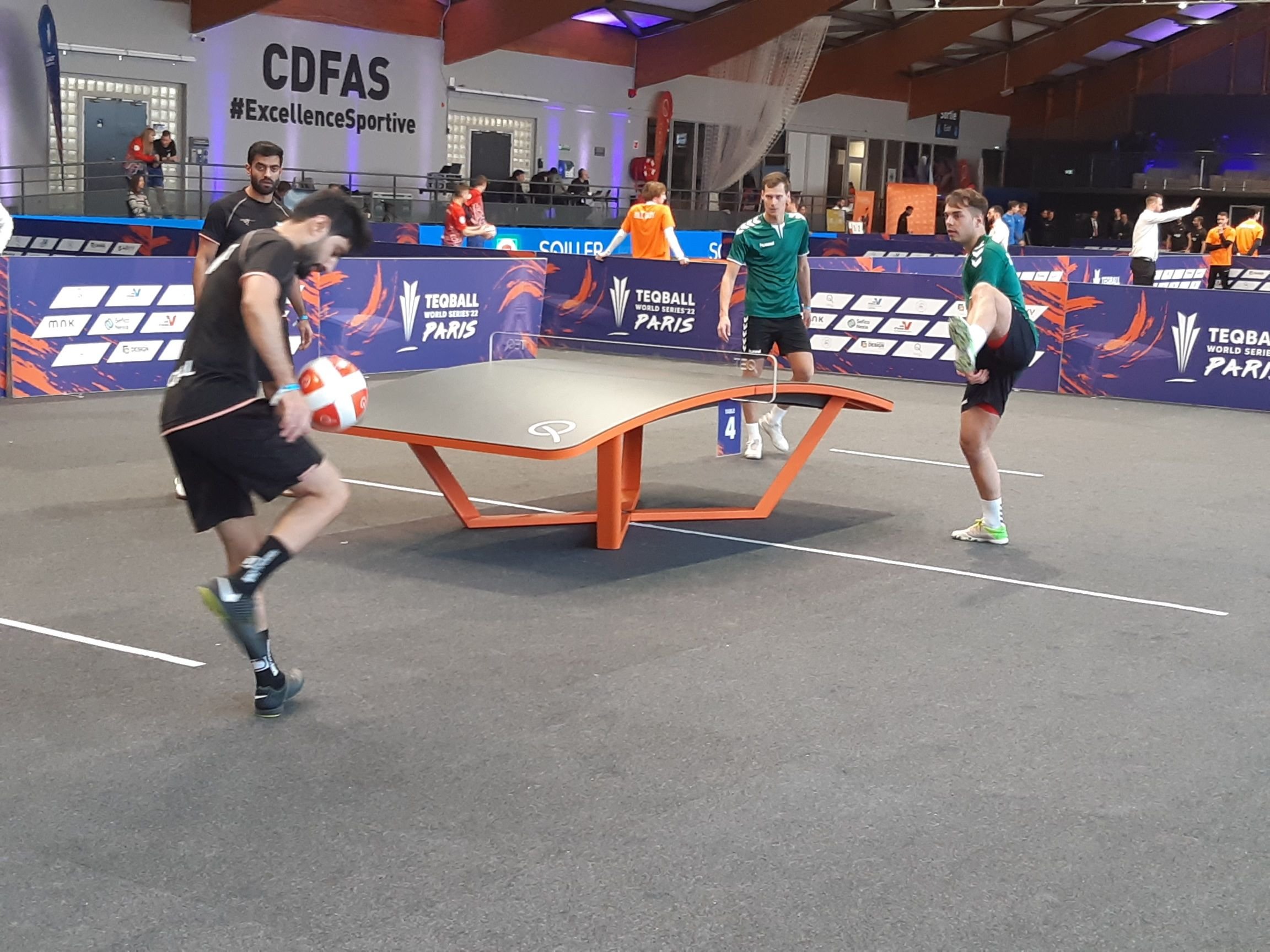 Le CDFAS accueille durant trois jours une compétition mondiale de teqball, discipline spectaculaire née de la fusion entre le football et le tennis de table. LP/Christophe Lefèvre