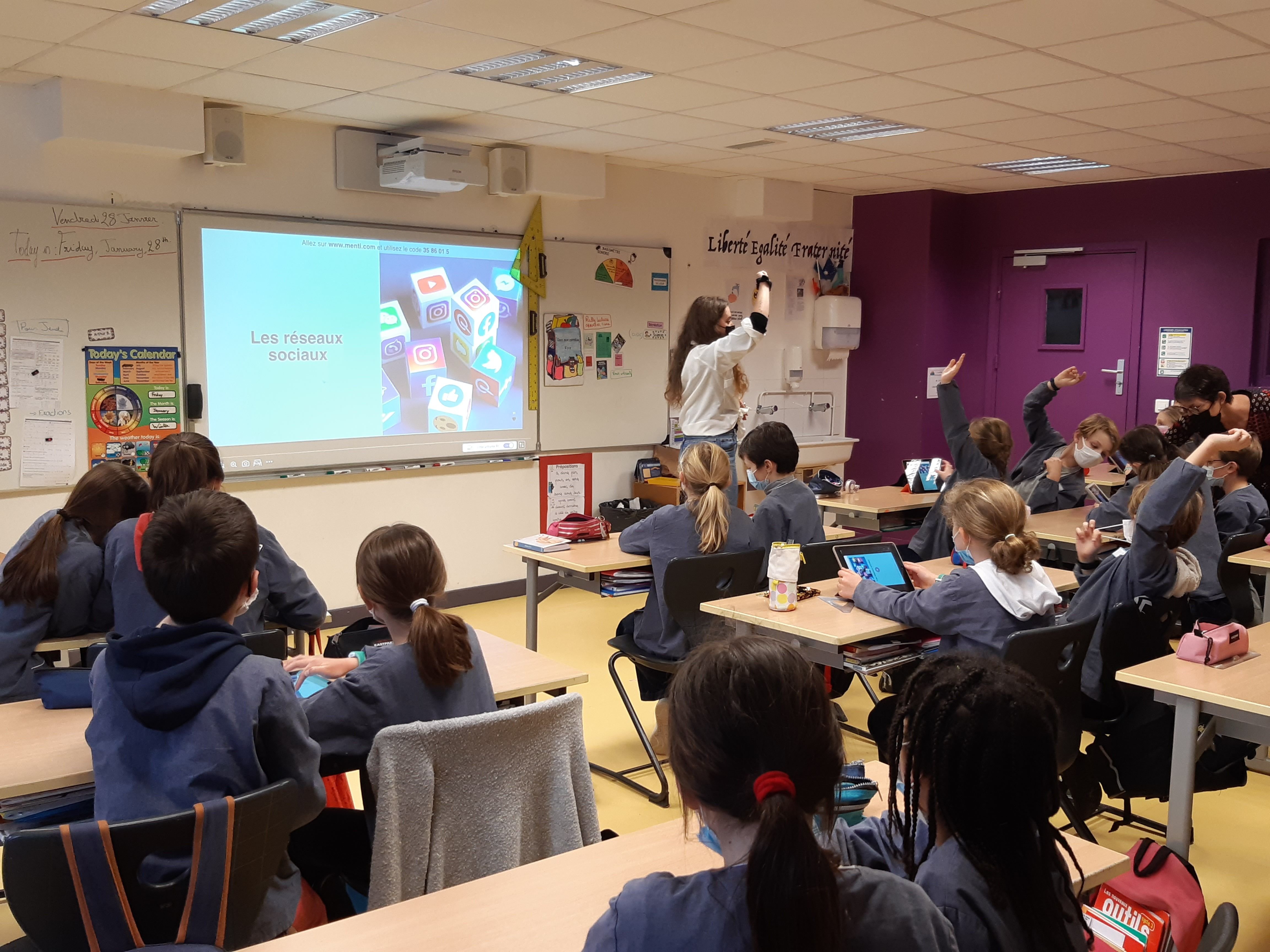 Issy-les-Moulineaux, ce vendredi 28 janvier. Le Cube intervient auprès d'une classe de CM2 pour sensibiliser les élèves aux fake news. LP/M.L