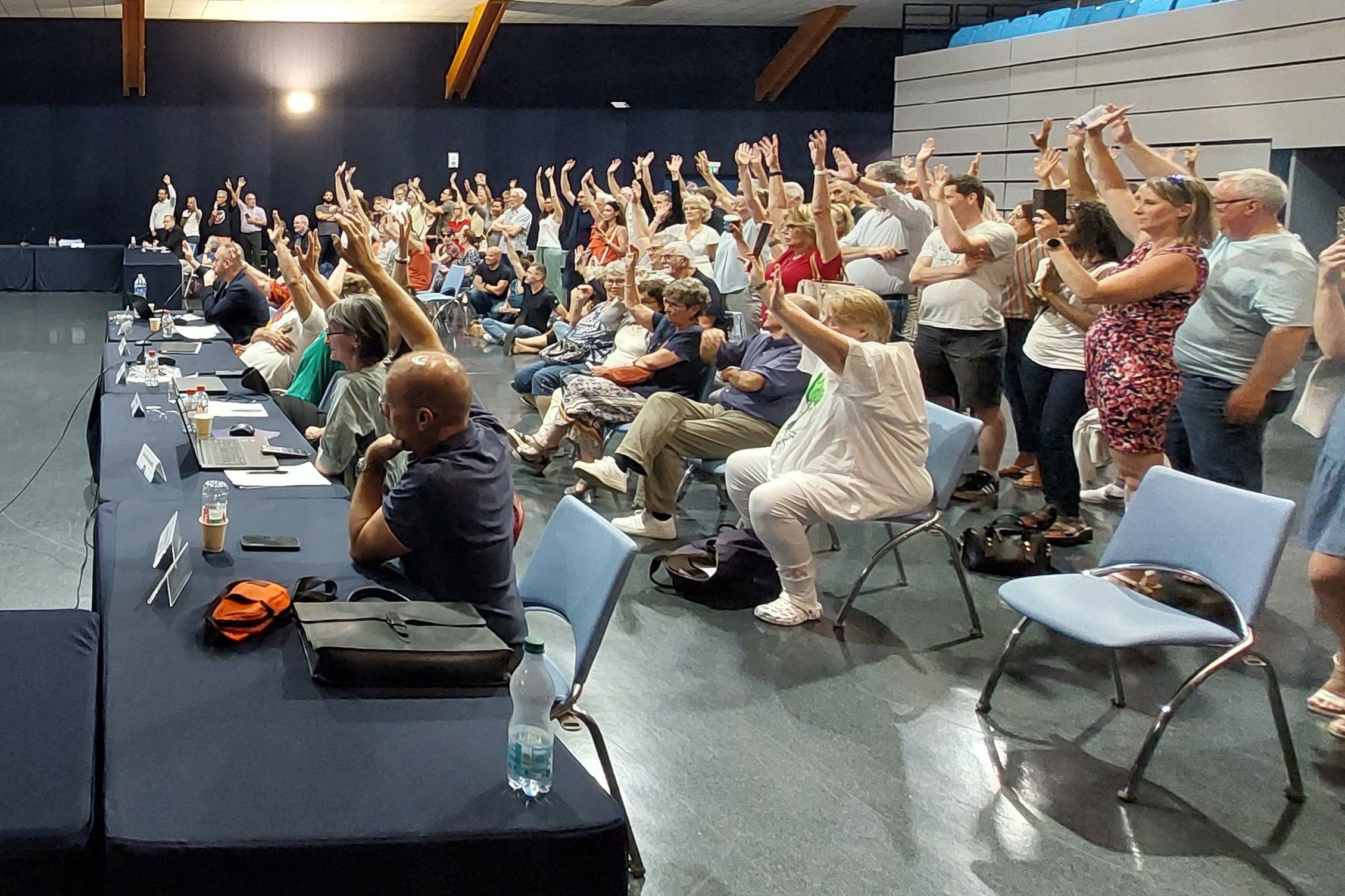 Ozoir-la-Ferrière, le 26 juin. À chaque fois que le maire passait au vote d'une délibération contestée et qu'il demandait « Qui est contre ? », le public levait la main en même temps que les élus. LP/Sébastien Blondé