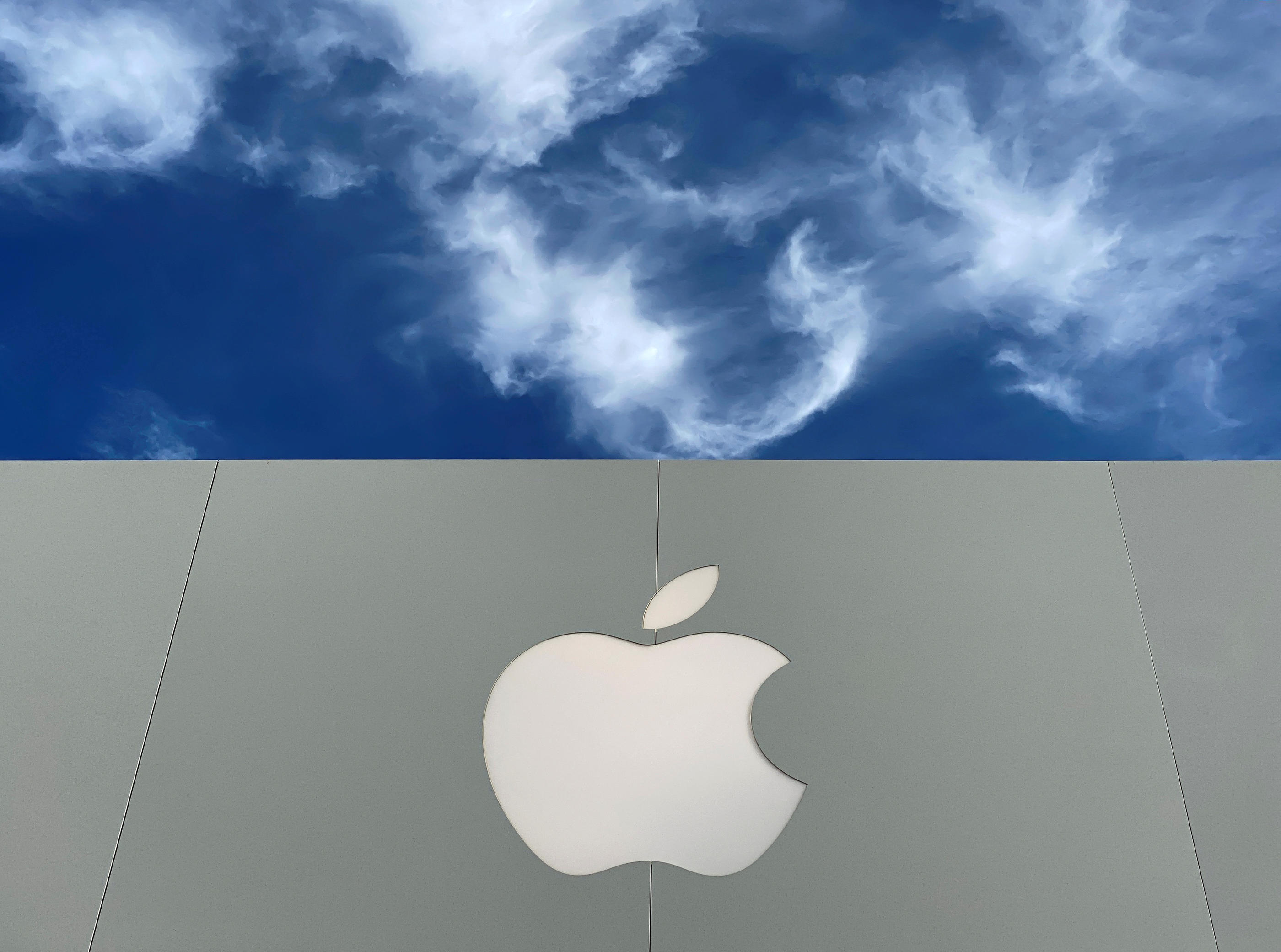 Apple compte sur l'arrivée de ses Ipad et ses annonces sur l'intelligence artificielle pour retrouver le chemin de la croissance. REUTERS/Mike Blake