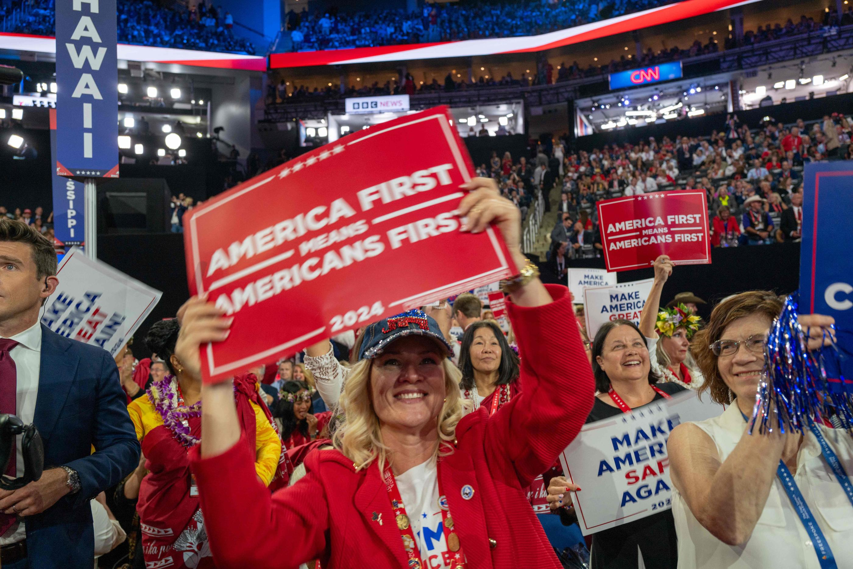 Les partisans de Donald Trump ont porté le candidat en triomphe à la convention nationale du parti républicain, qui s'est achevée ce jeudi à Milwaukee (Wisconsin). AFP/Getty Images/Spencer Platt