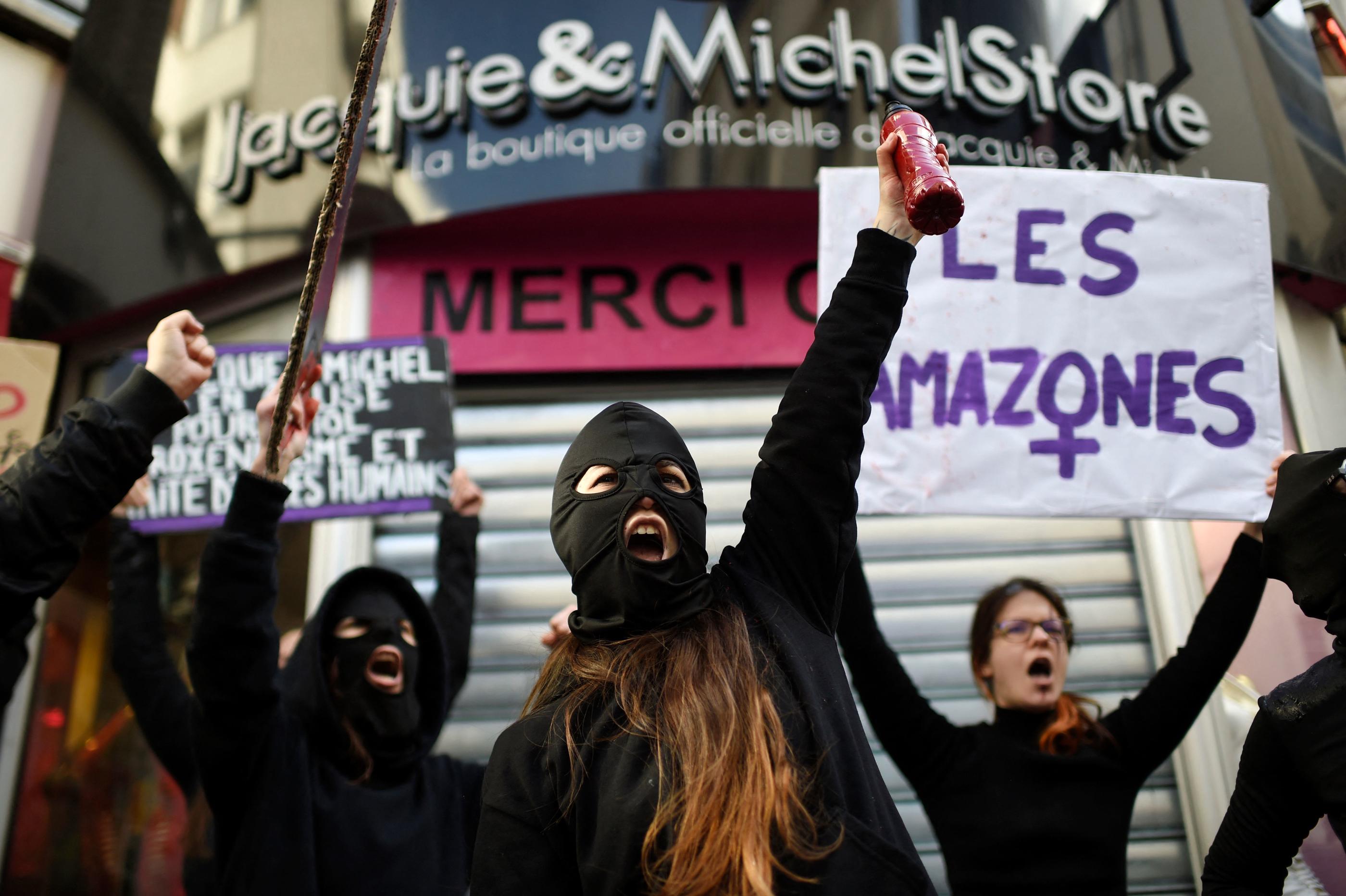 VIDÉO. Des féministes balancent godemichets et faux sang sur la boutique  parisienne Jacquie & Michel