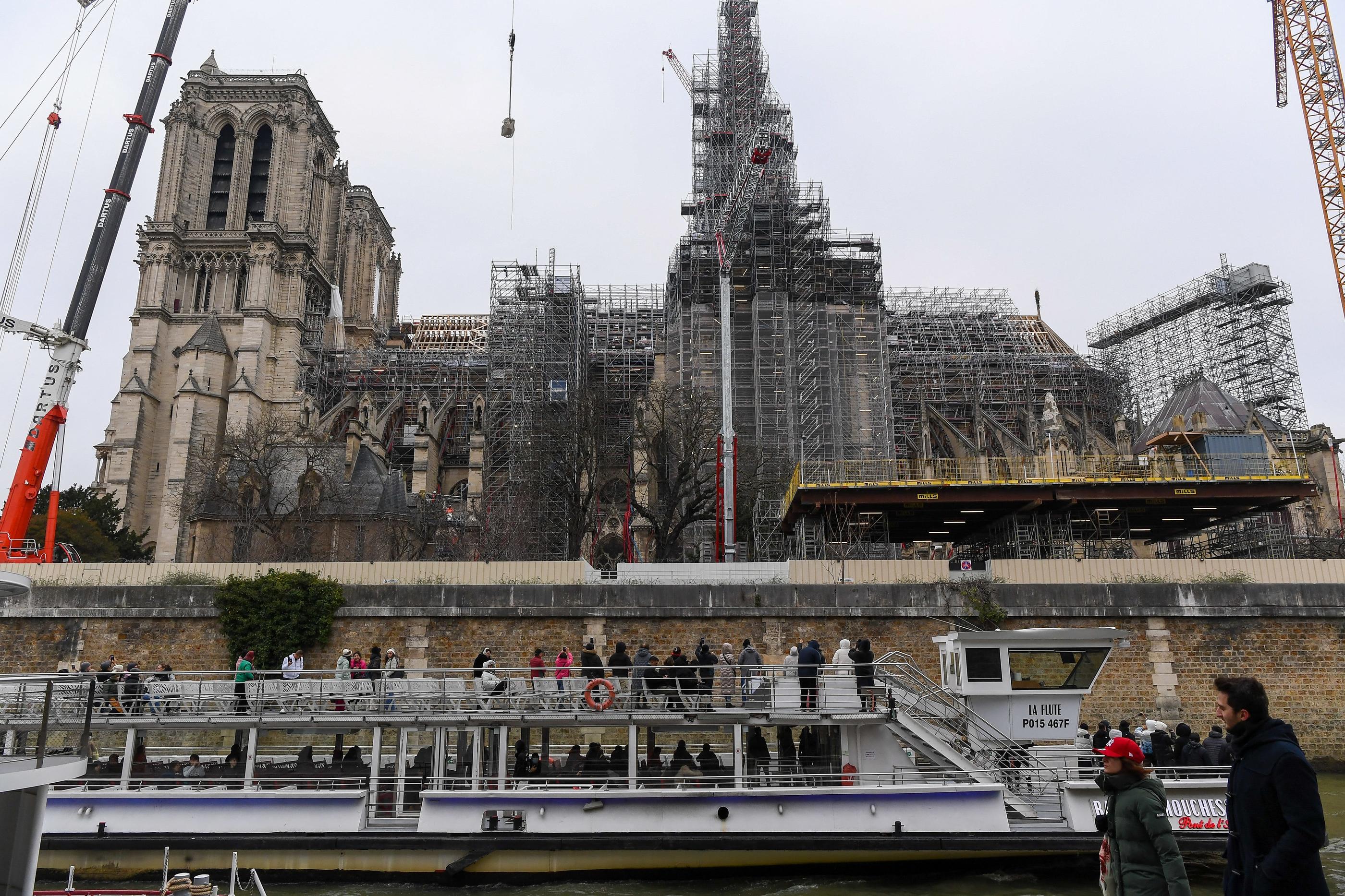 La pose de la charpente du chœur de Notre-Dame s'est achevée vendredi. La cathédrale rouvrira ses portes au public le 8 décembre prochain. PHOTOPQR/Le Courrier de l'Ouest/Josselin Clair
