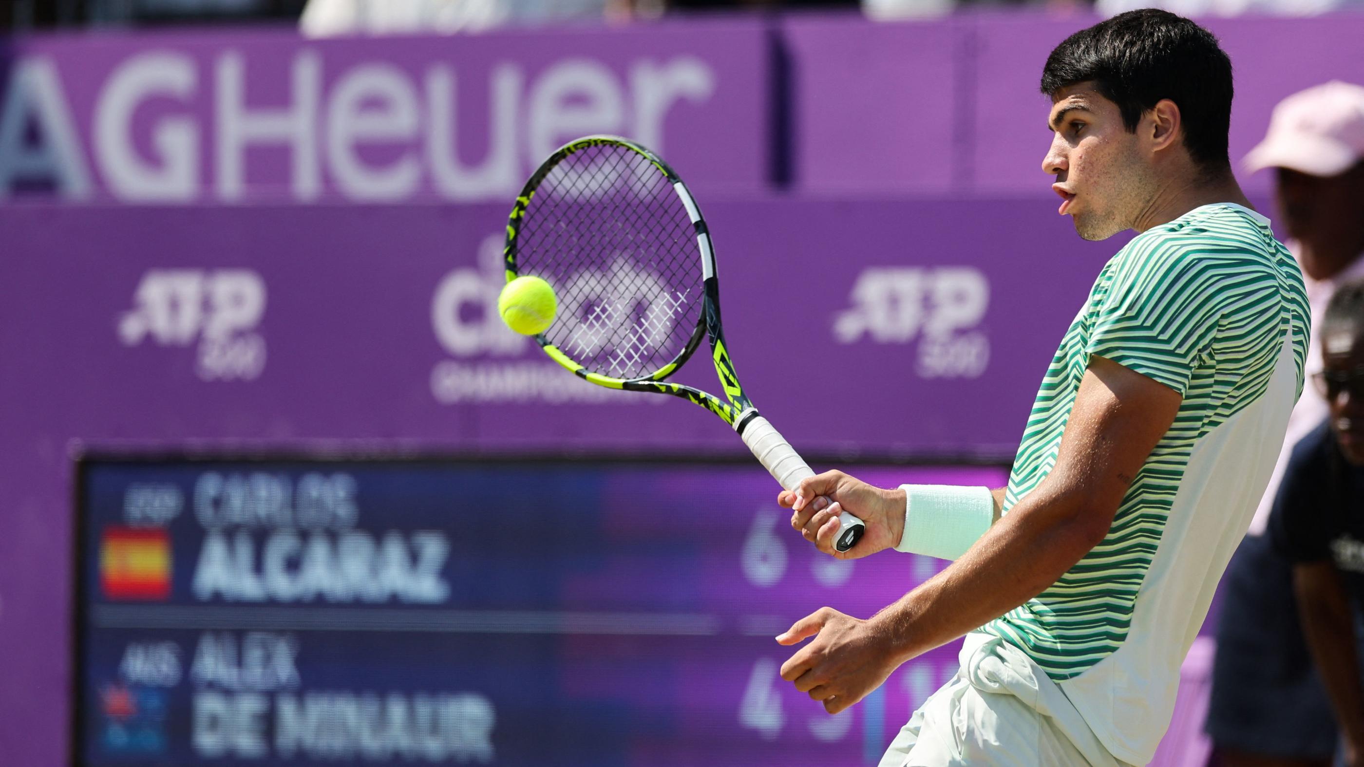 Carlos Alcaraz a vite rebondi après sa défaite en demi-finale de Roland-Garros face à Novak Djokovic. Adrian Dennis /AFP