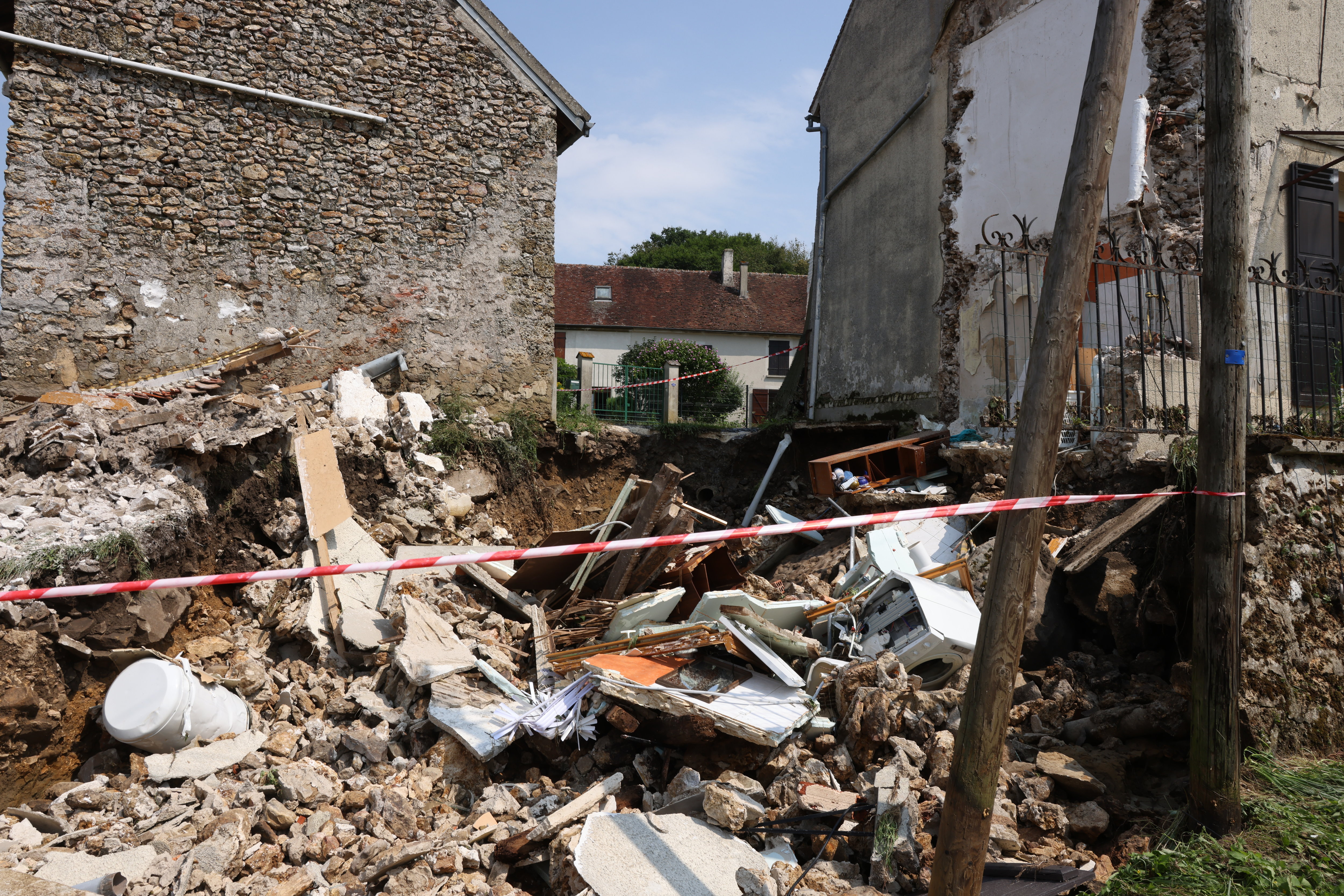 À Sablonnières, la moitié d'une maison s'est écroulée après les orages de jeudi soir. Deux autres menacent aussi de s'effondrer. LP/Olivier Lejeune