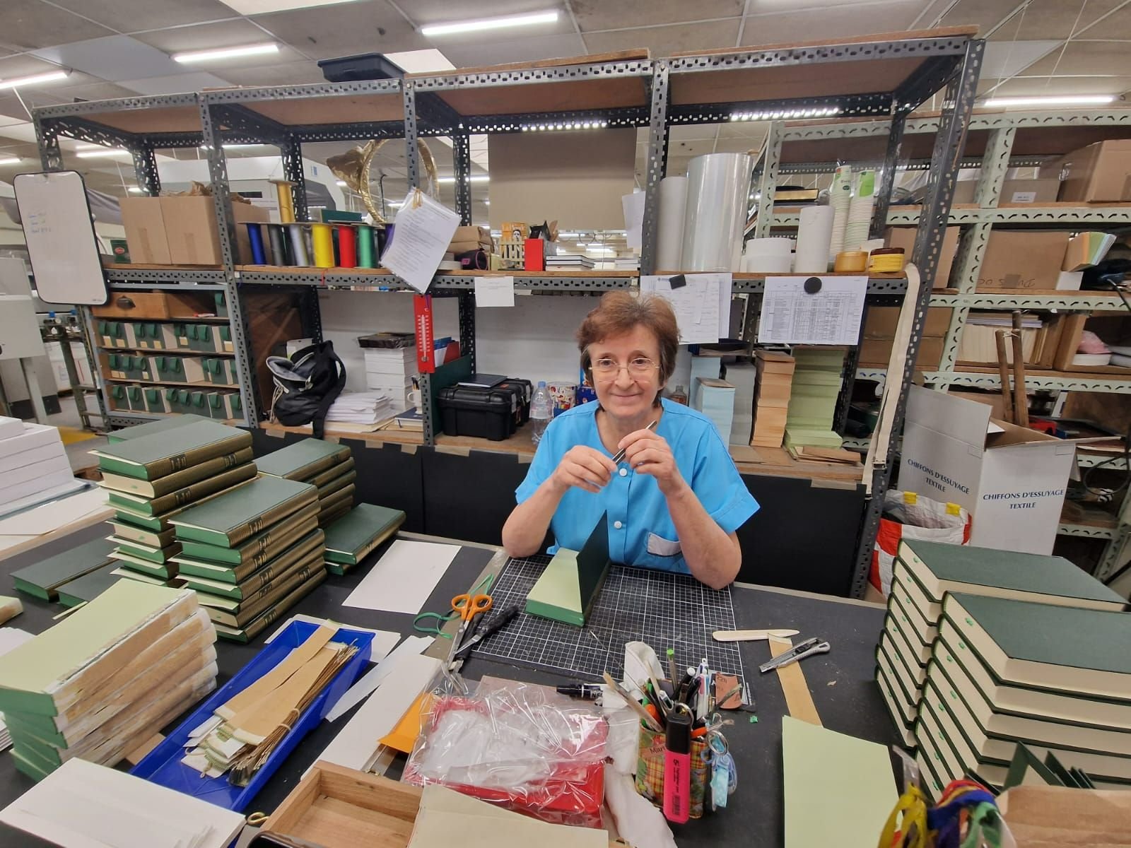 Lagny-sur-Marne (Seine-et-Marne), mardi 29 août. Ghislaine, 65 ans, travaille encore à l'atelier de réparation des exemplaires un peu abîmés. LP/M.B.-L.