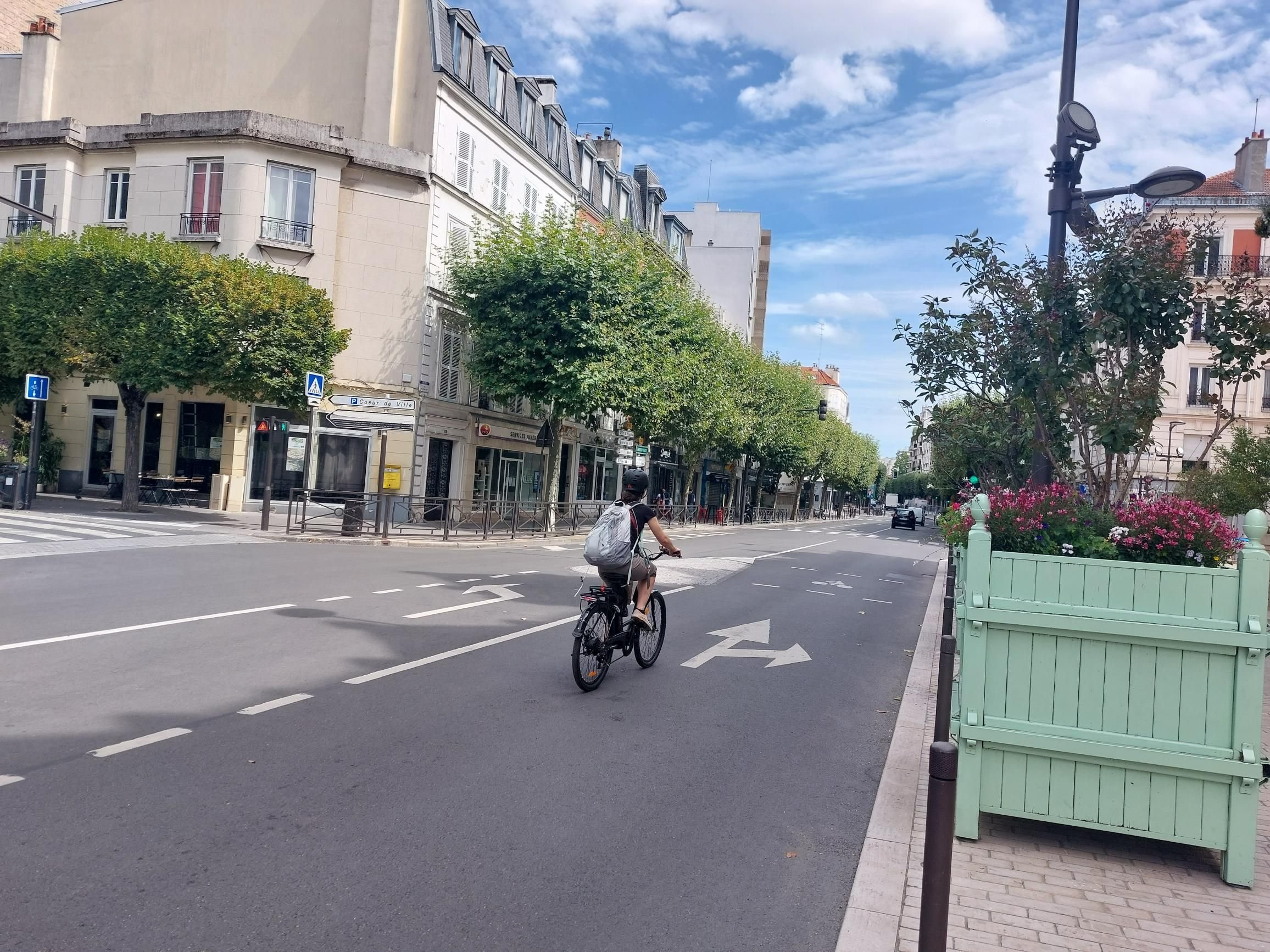 Malgré le réaménagement de la rue de Fontenay, à Vincennes, celle-ci ne dispose pas d'aménagement pour les cyclistes. LP/Laure Parny