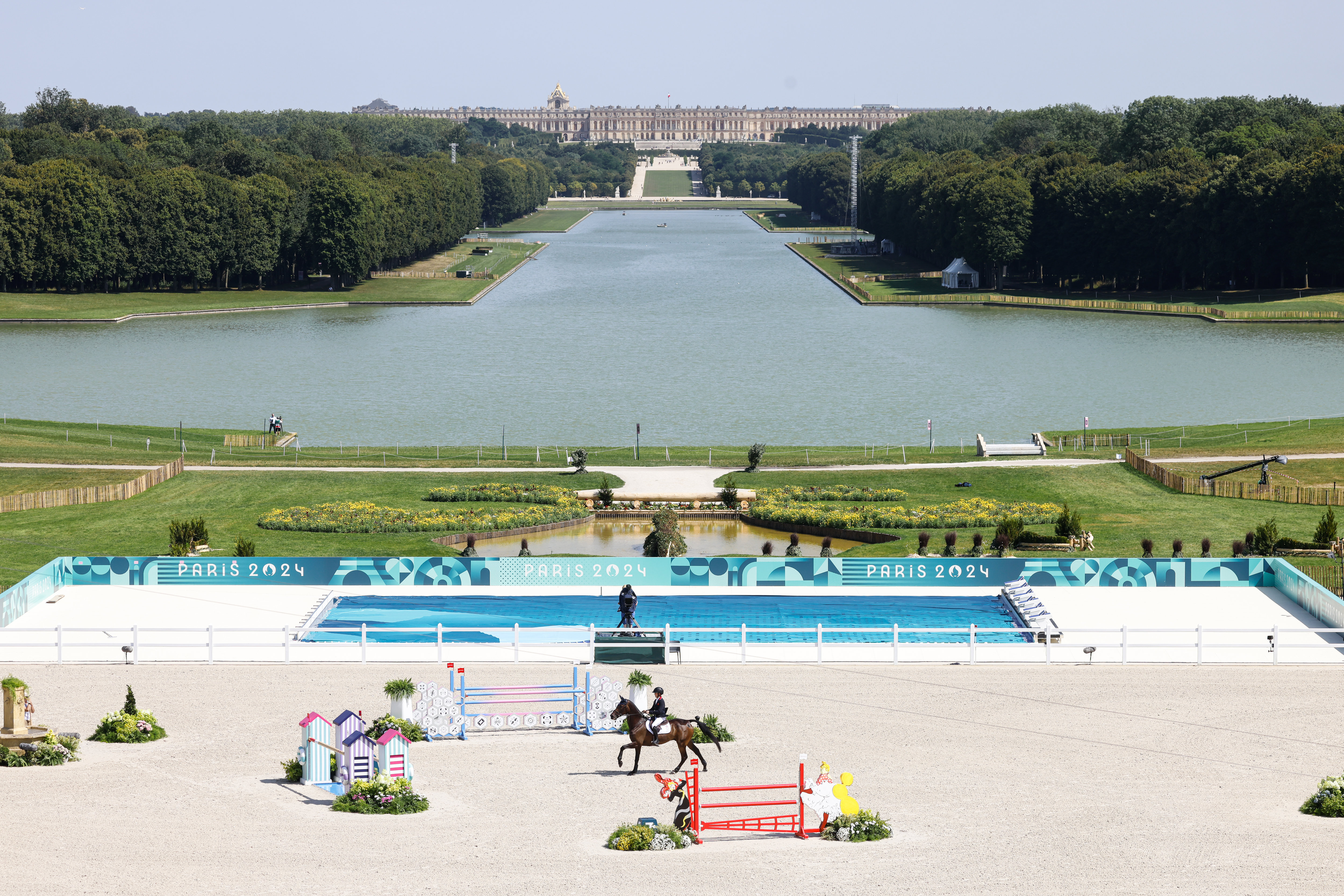 Versailles (Yvelines), ce lundi. Le soleil revenu, les spectateurs des épreuves d’équitation profitent d’une pause rafraîchissante au bord  du Grand Canal. LP/Olivier Corsan