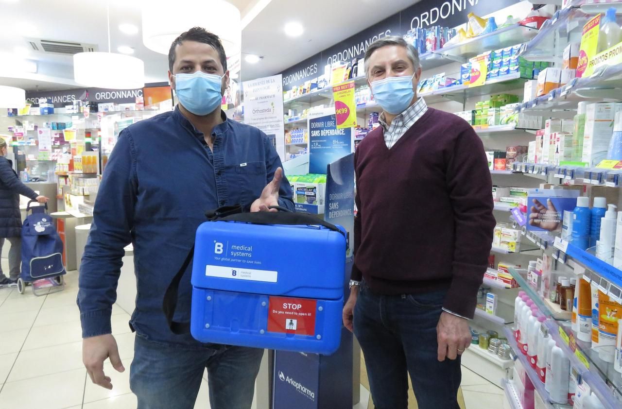<b></b> Villetaneuse (Seine-Saint-Denis), le 24 février. Imad Hamdi, gérant de Tesly group, et Kamel Zarrouk, de la pharmacie Pyramide, au centre commercial Bienvenu.