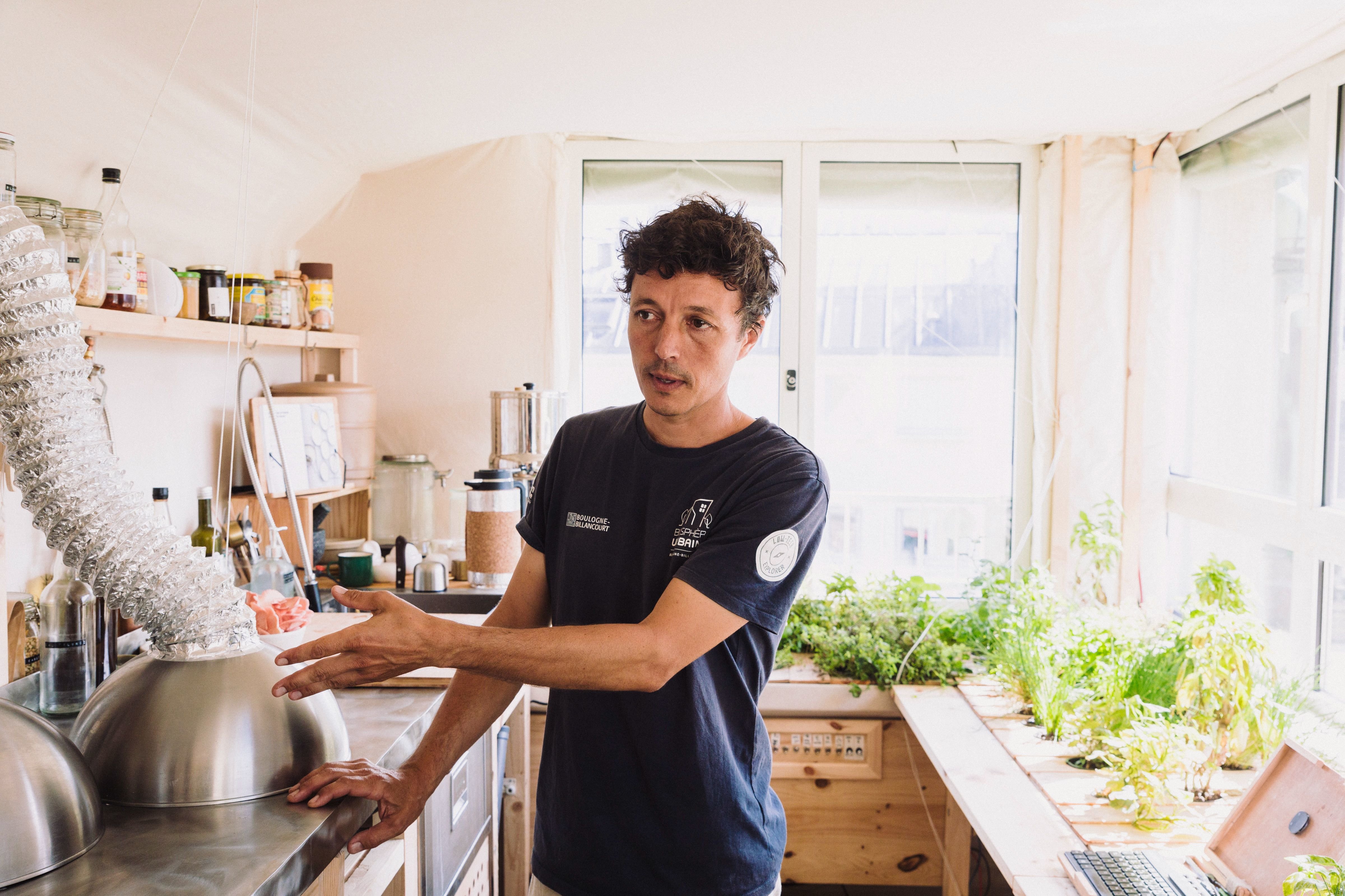 À Boulogne-Billancourt, Corentin de Chatelperron a mis au point un appartement low-tech, destiné à trouver les moyens d’adapter nos modes de vie aux évolutions climatiques. LP/Philippe Labrosse