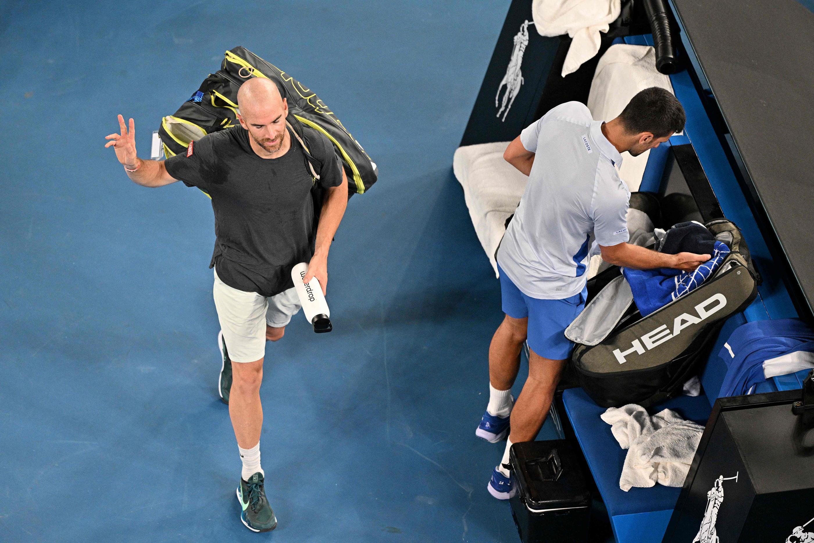 Adrian Mannarino quitte le court après sa défaite contre Novak Djokovic en huitièmes de finale de l'Open d'Australie le 21 janvier 2024. AFP/Anthony Wallace
