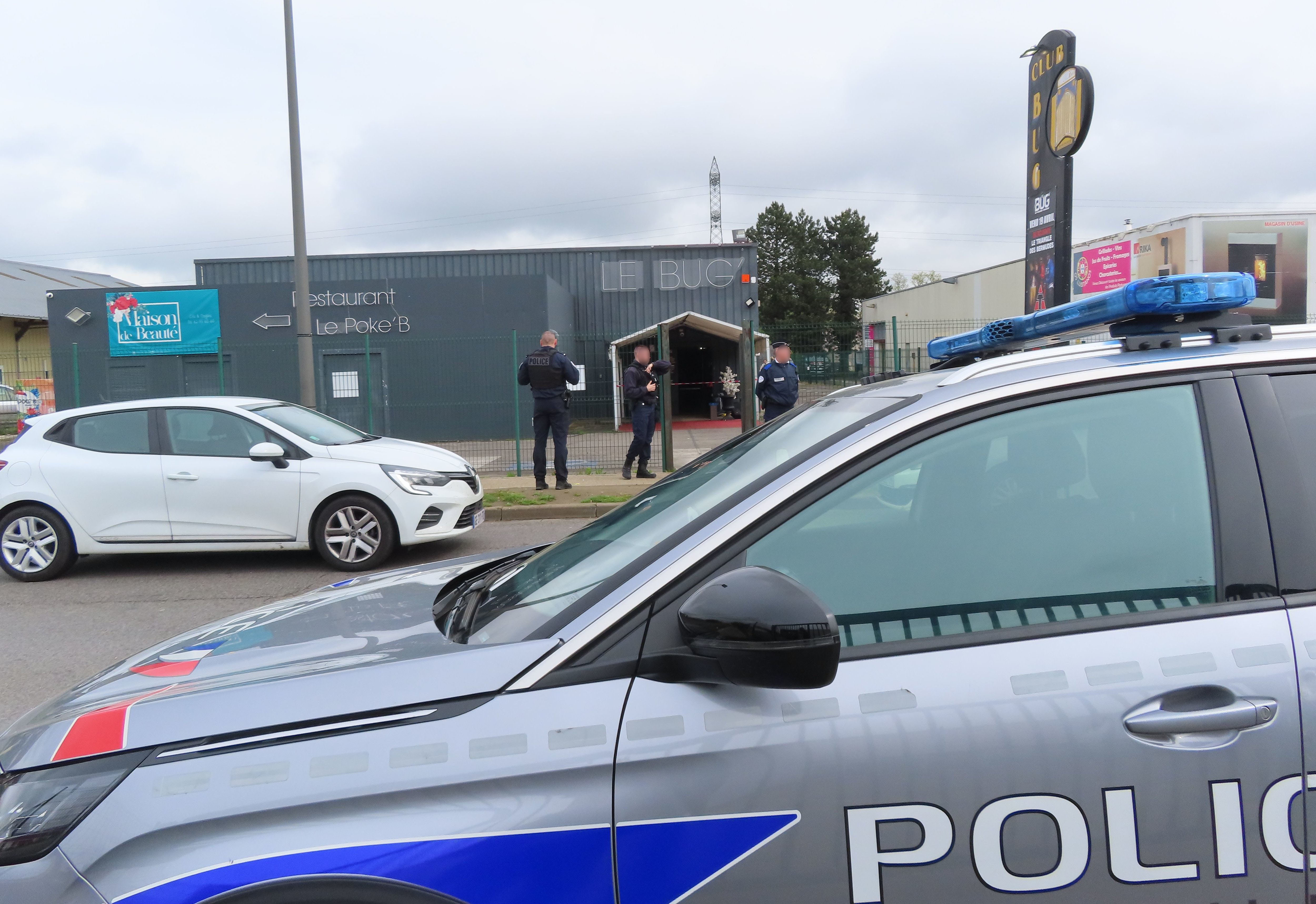 Les investigations sont en cours sur le site de la discothèque Le Bug' à Beauvais, où un vigile a été blessé par un coup de feu à la tête ce samedi matin. LP/H.S.
