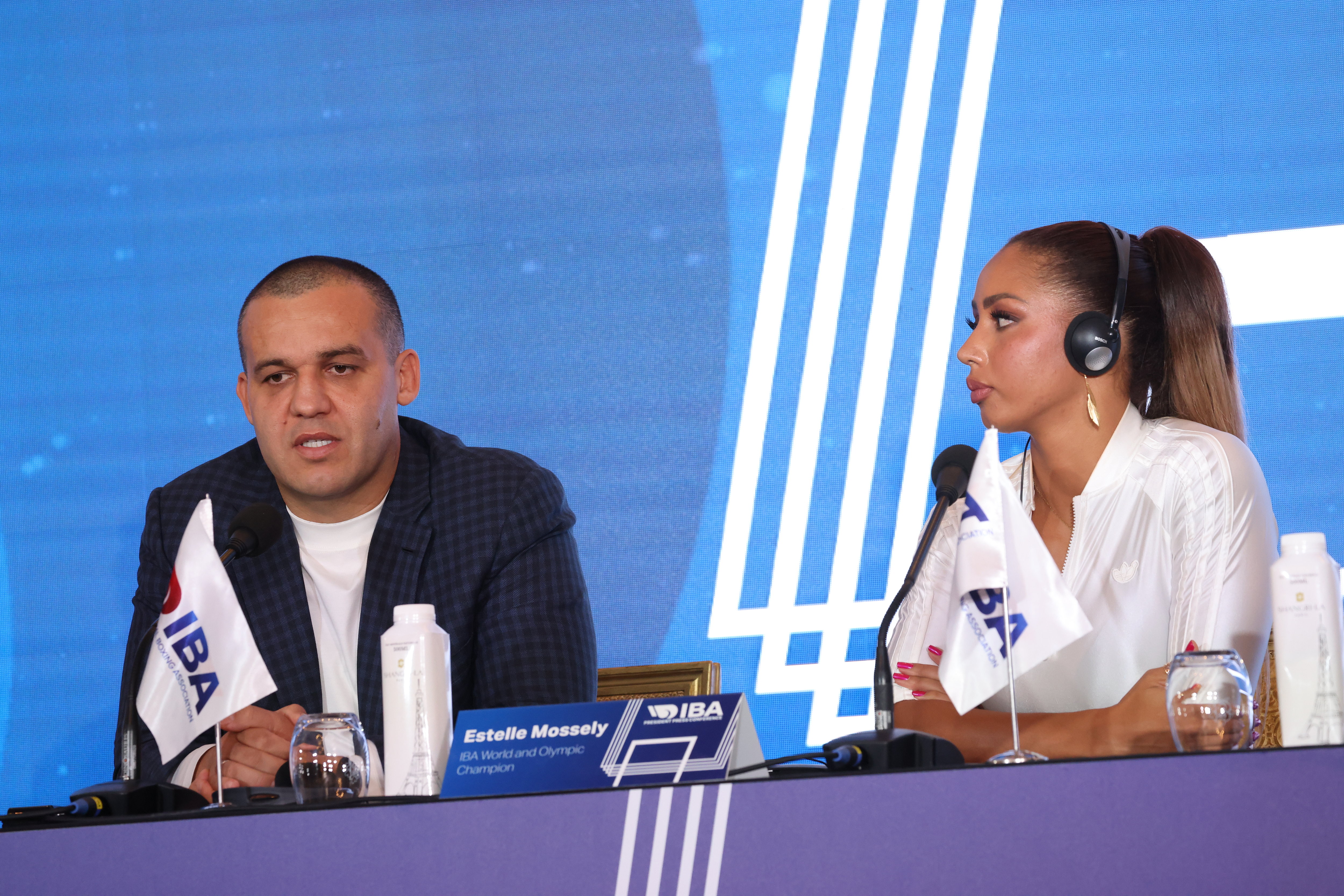 Le président de la Fédération internationale de boxe Umar Kremlev ce jeudi à Paris, avec Estelle Mossely, championne olympique en 2016 et ambassadrice de l'IBA. LP/Olivier Lejeune