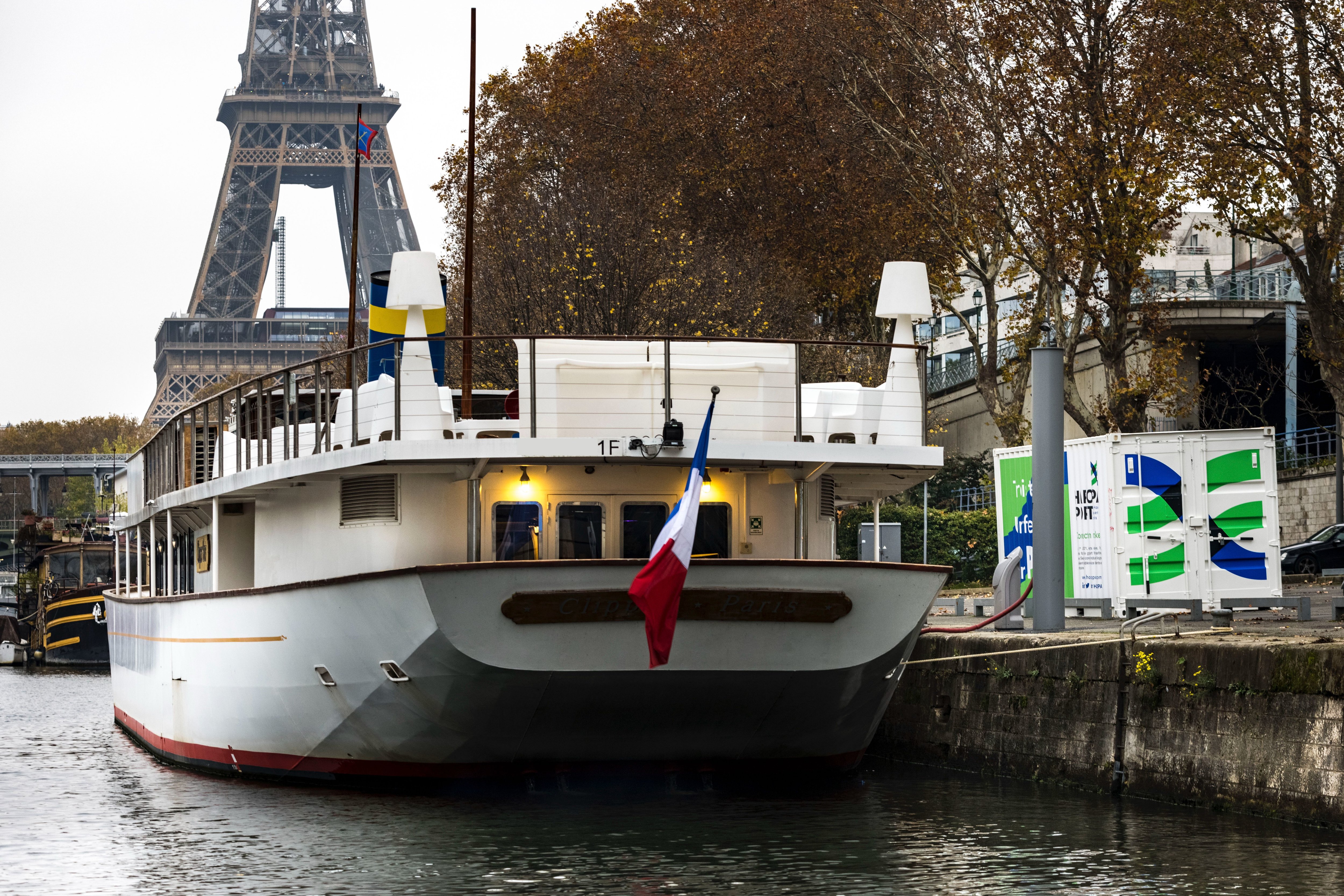Port de Grenelle, Paris (XVe). Deux bornes électriques de recharge ont été installées pour les bateaux de tourisme qui naviguent sur la Seine. DR
