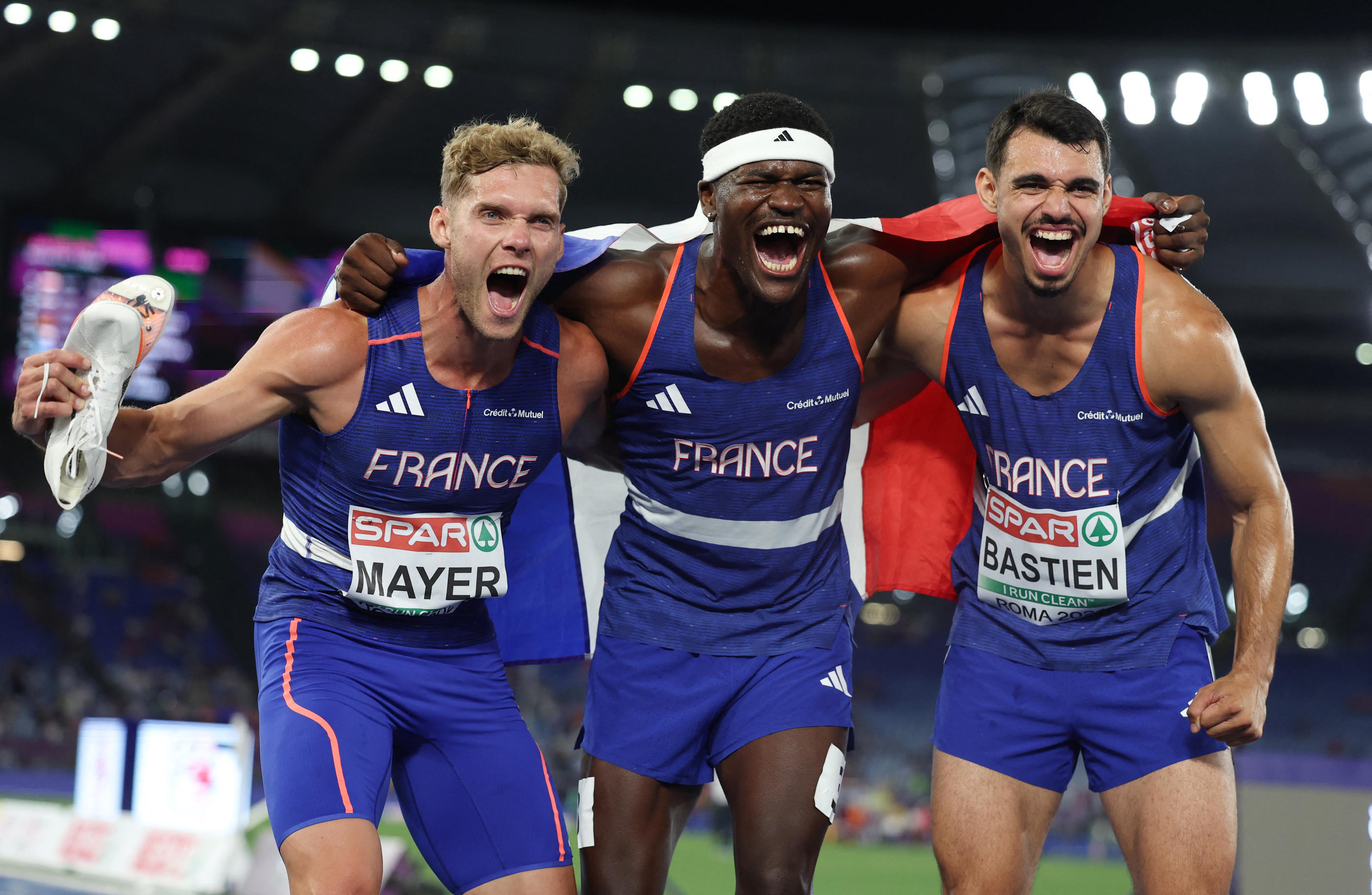 Kevin Mayer (à gauche) et Makenson Gletty (au centre) célèbrent leur performance avec leur compatriote Théo Bastien
(M. Cruz / Reuters).