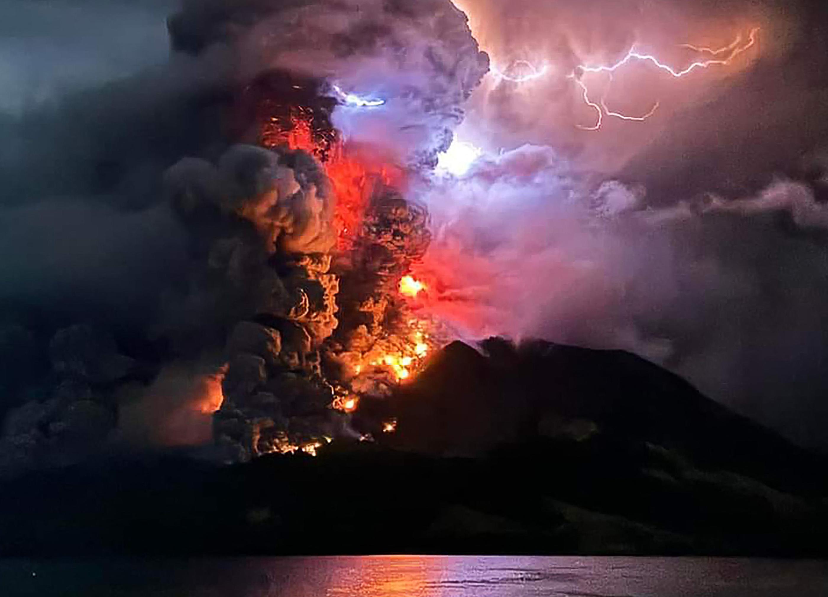 Cette photo prise le 17 avril 2024 montre le Mont Ruang crachant de la lave chaude et de la fumée, en Indonésie. AFP/Handout/Centre de volcanologie et d'atténuation des risques géologiques