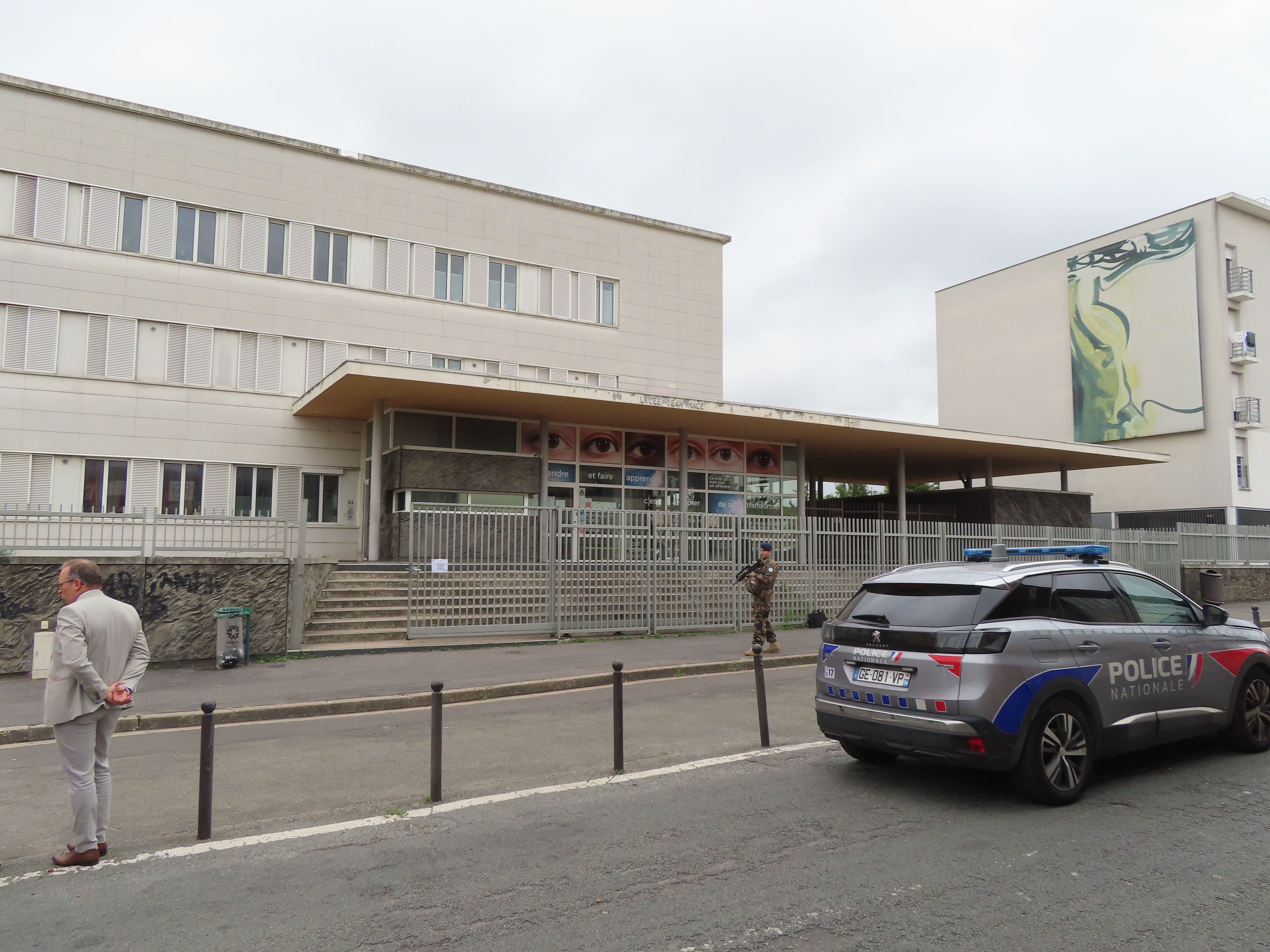 Vitry-sur-Seine, ce vendredi matin. Les policiers ont passé le lycée Jean-Macé au peigne fin après un coup de fil anonyme évoquant la pose d'une bombe. LP/Sylvain Deleuze
