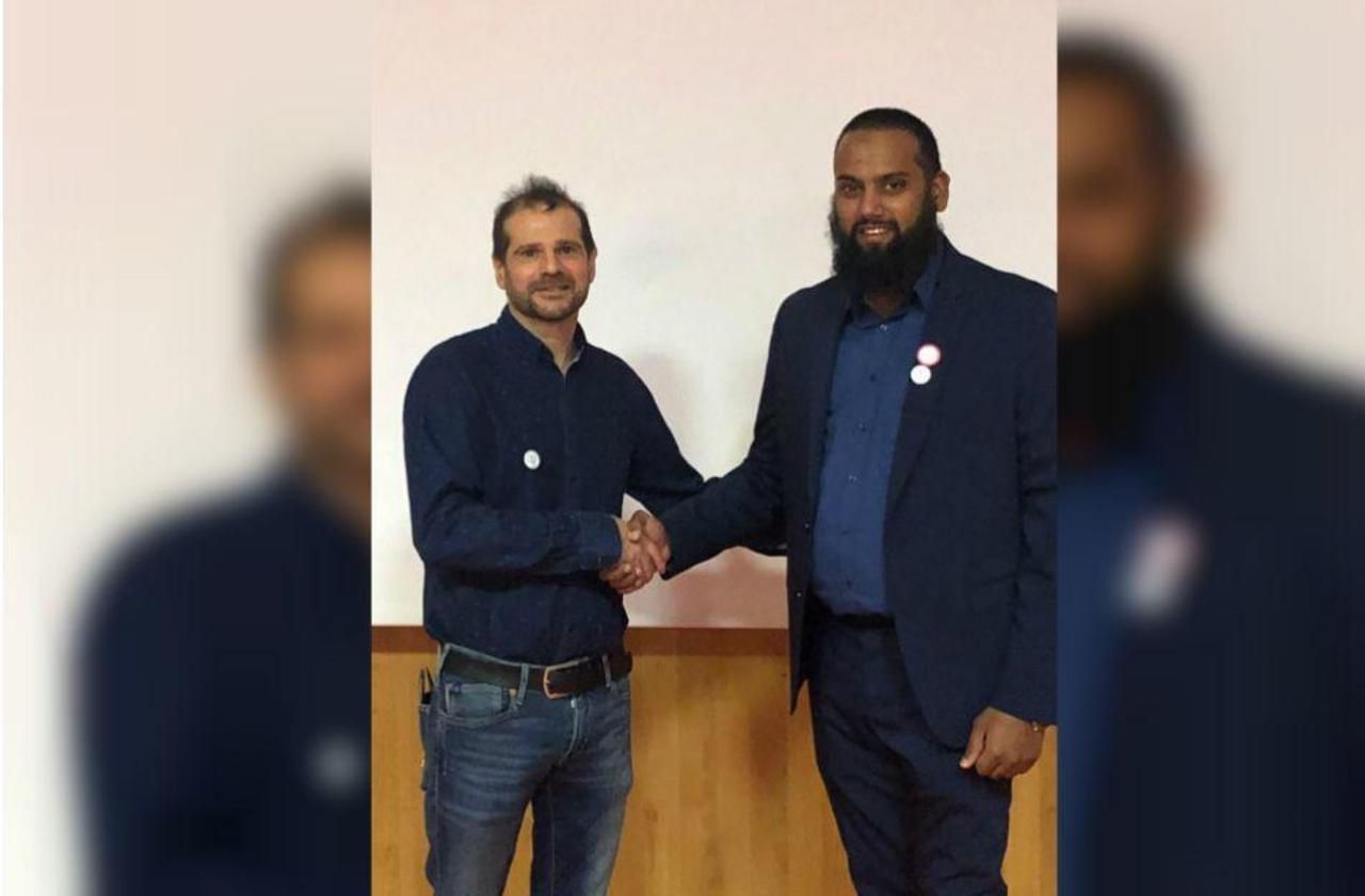 <b></b> A Villeneuve-Saint-Georges, Thierry Veca (LFI), à g., vient de recevoir le soutient d’Asad Khokhar, représentant local de la Gauche républicaine et socialiste.