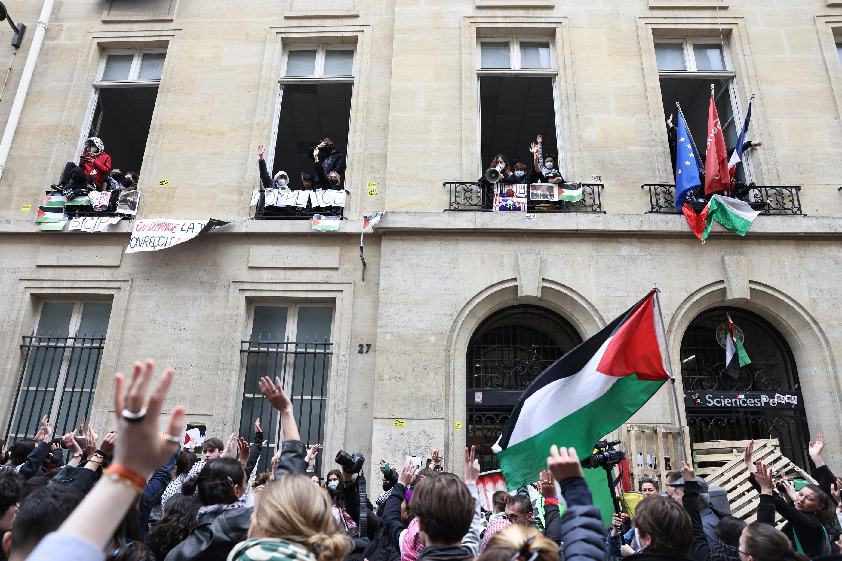 Sciences-po Paris a encore été bloquée vendredi 26 avril par des étudiants révoltés par les événements à Gaza. LP/Fred Dugit