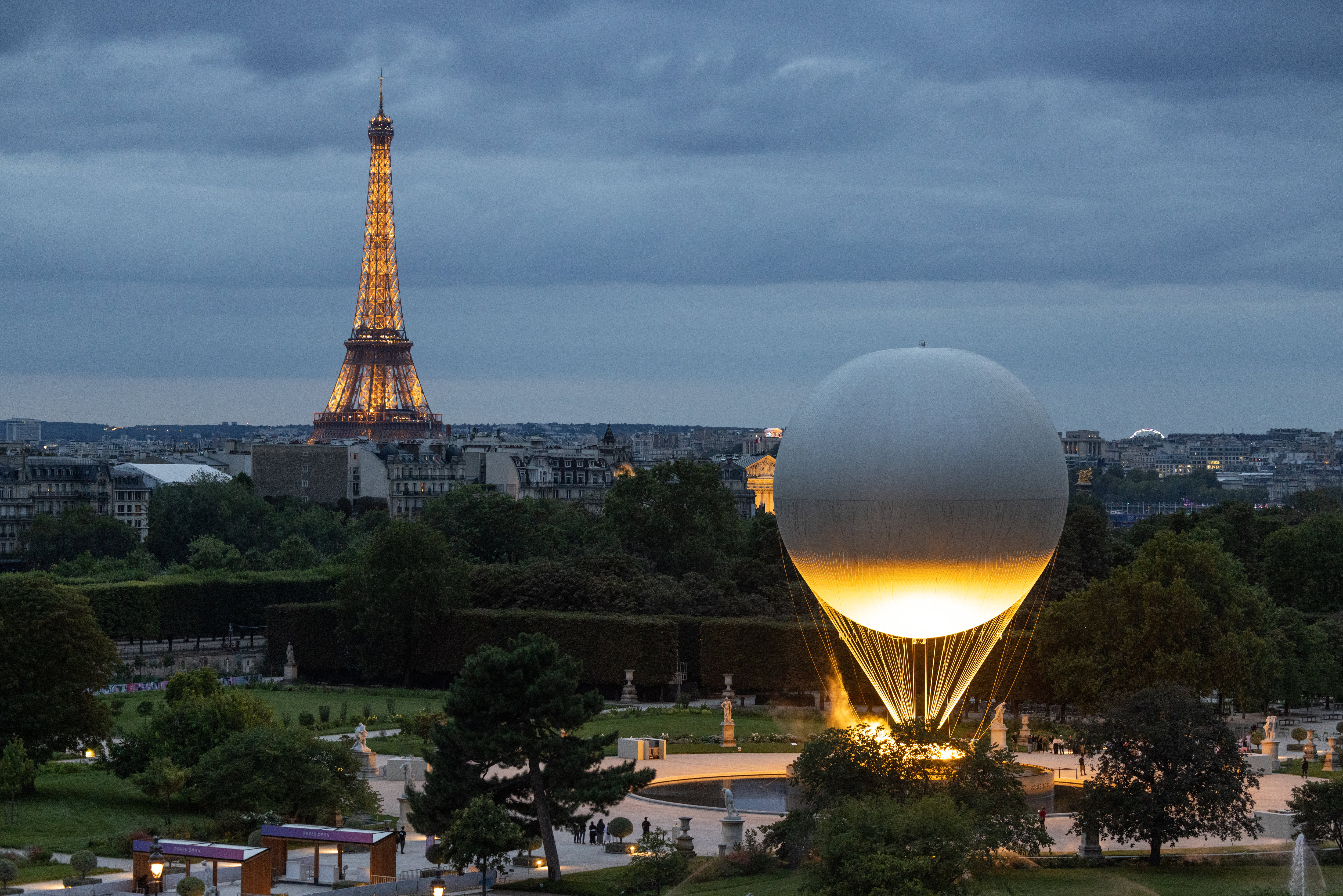 Le ballon de la vasque olympique fait désormais partie du paysage de la capitale. Au point d'y rester définitivement ?  LP/Arnaud Dumontier, photo prise depuis le musée des arts décoratifs.