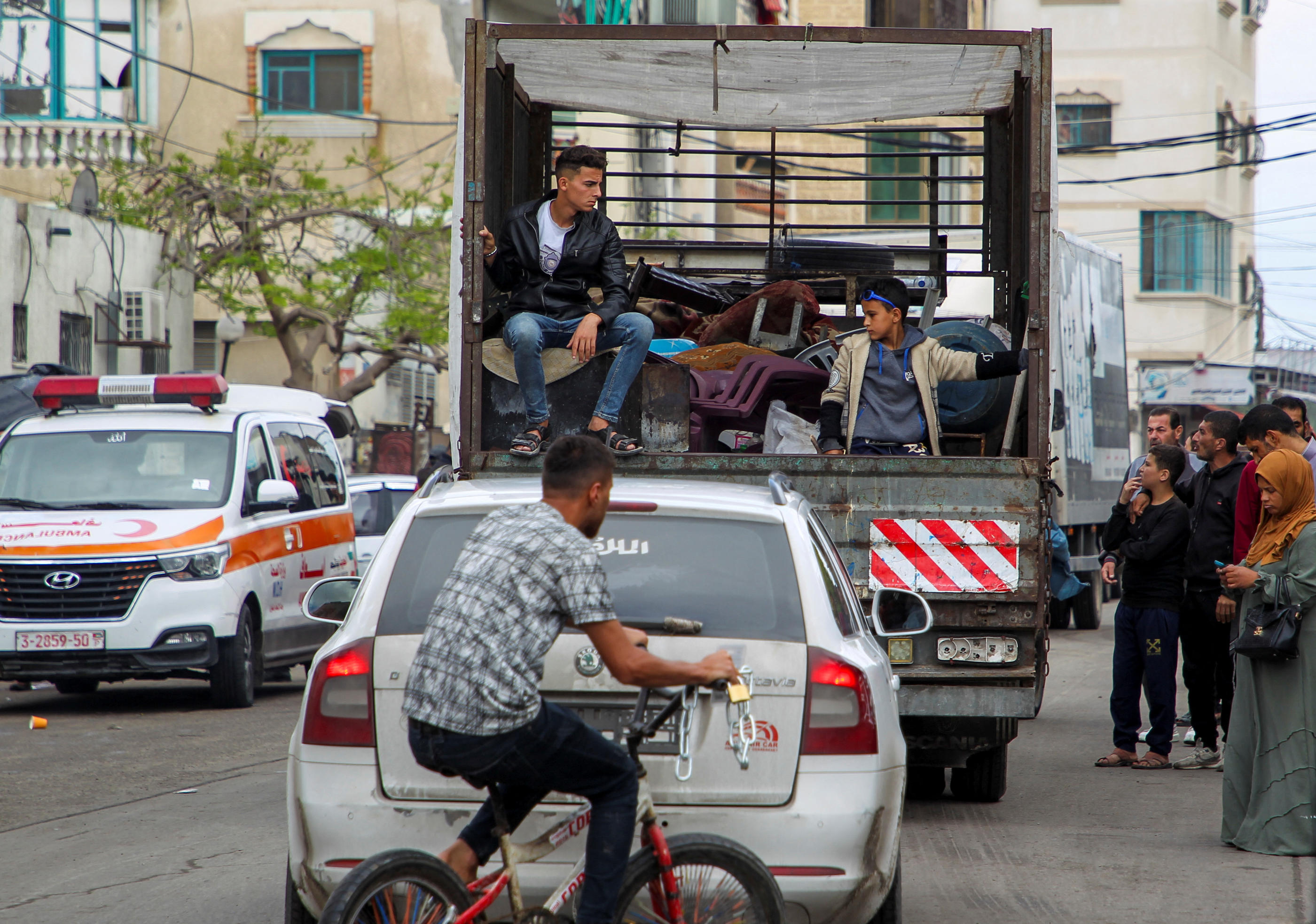Des Gazaouis fuient la partie est de la ville de Rafah. Reuters/Hatem Khaled