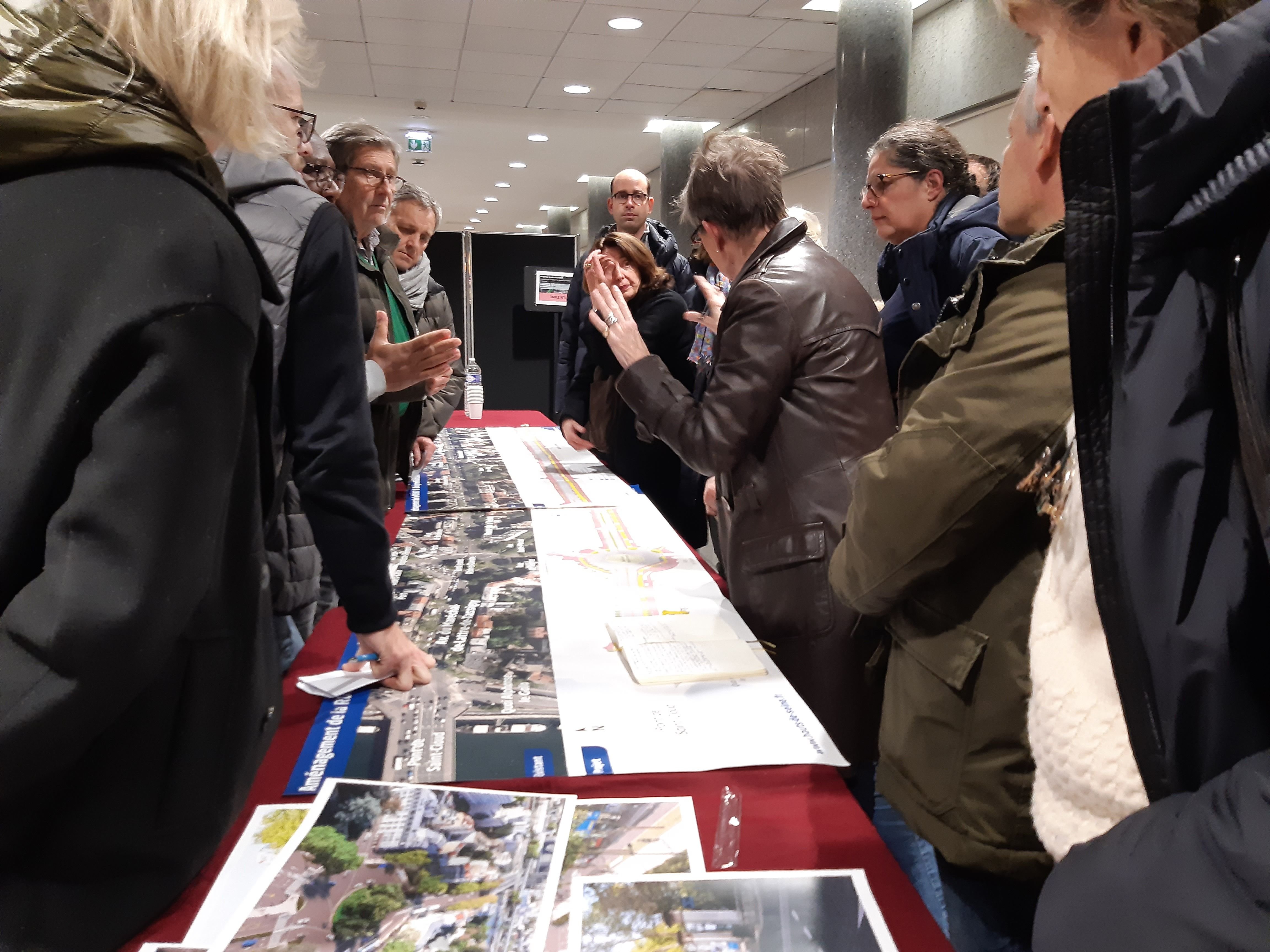 Boulogne-Billancourt (Hauts-de-Seine), le 6 décembre 2023. Les discussions ont été animées lors de la réunion publique de concertation autour du réaménagement de la D 907 (route de la Reine et avenue du Maréchal-de Lattre-de-Tassigny). LP/M.L.