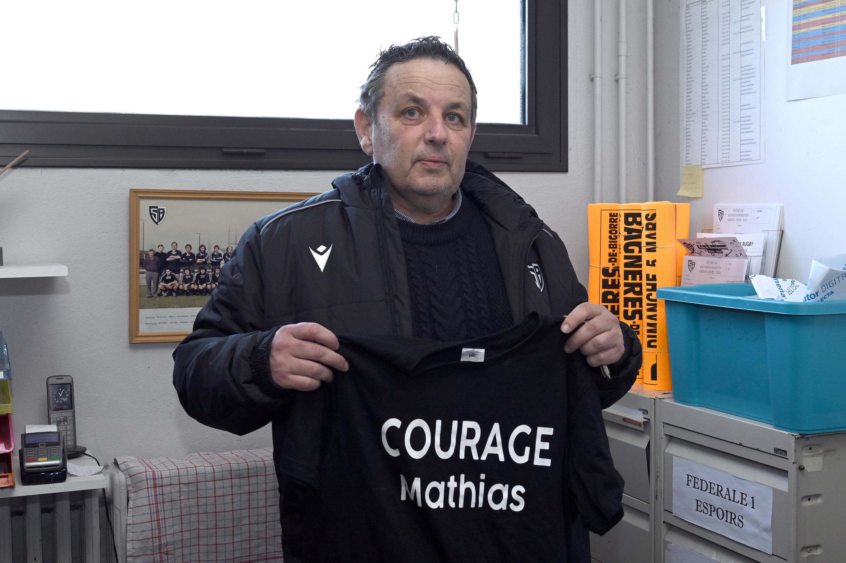 Patrice Padroni, président du Stade Bagnérais Rugby, avec un tee-shirt en soutien à Mathias Dantin. LP/Rémy Gabalda