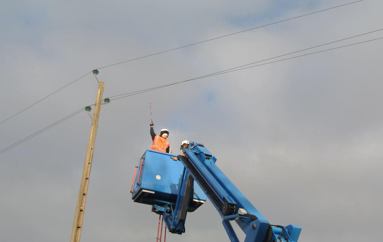 <b></b> Beynes, ce mercredi. L’équipe spécialisée Enedis réalise des travaux sous tension (20 000 volts) à 13 m de hauteur sur les 750 km de fils aériens, pour éviter de couper le courant. 