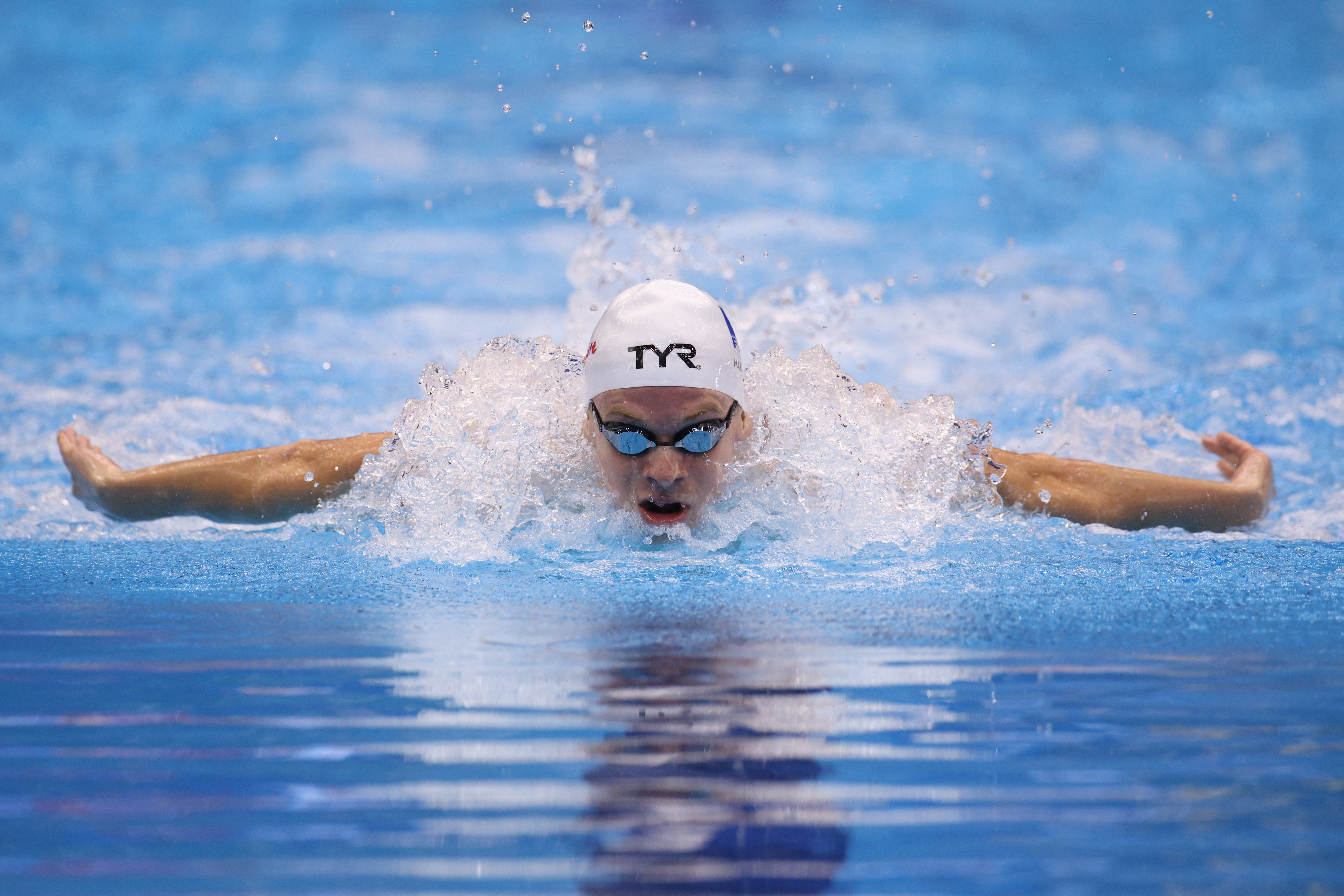 Léon Marchand a glané trois titres mondiaux l'été dernier à Fukuoka, décrochant notamment un record du monde sur 400m 4 nages (Adam Pretty / Getty Images via AFP).