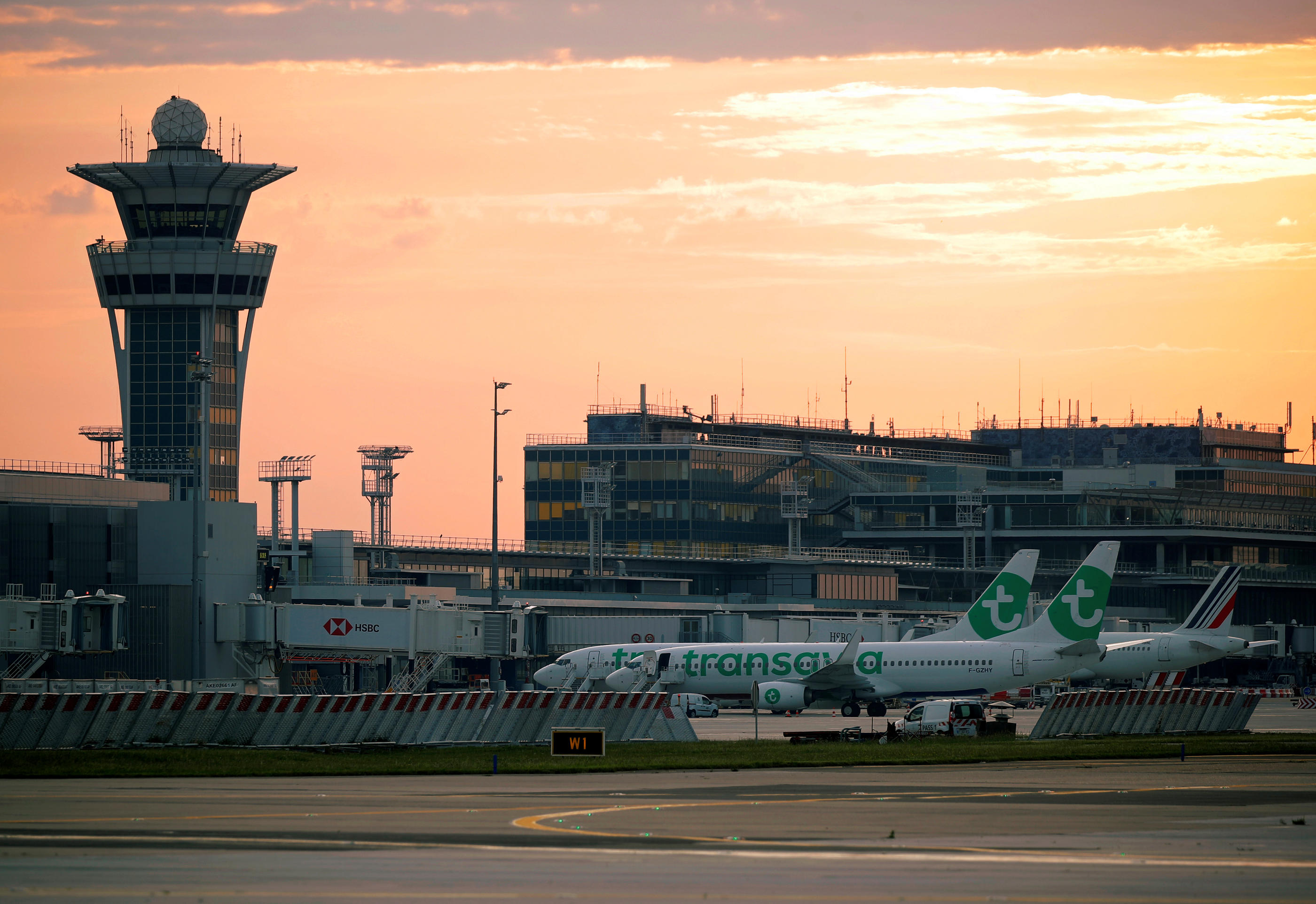 L'aéroport d'Orly est le seul d'Europe à disposer d'un couvre-feu aussi important, c'est à dire de 23h30 à 6 heures du matin. Reuters/Charles Platiau