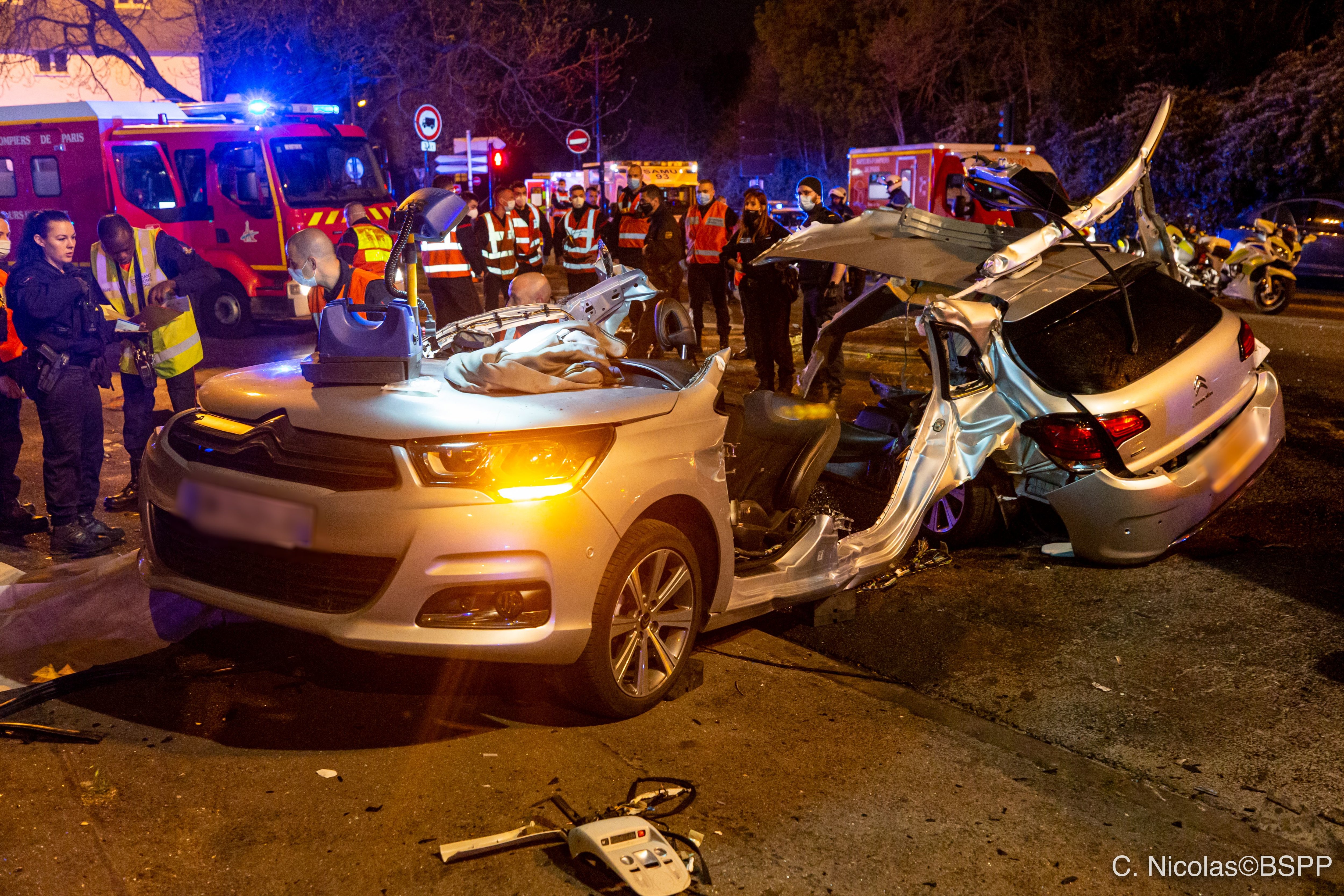 Aulnay, dans la nuit de samedi à dimanche. L'état de la Citroën, dans laquelle se trouvait les victimes, témoigne du choc effroyable qui a coûté la vie à deux personnes. BSPP/C. Nicolas